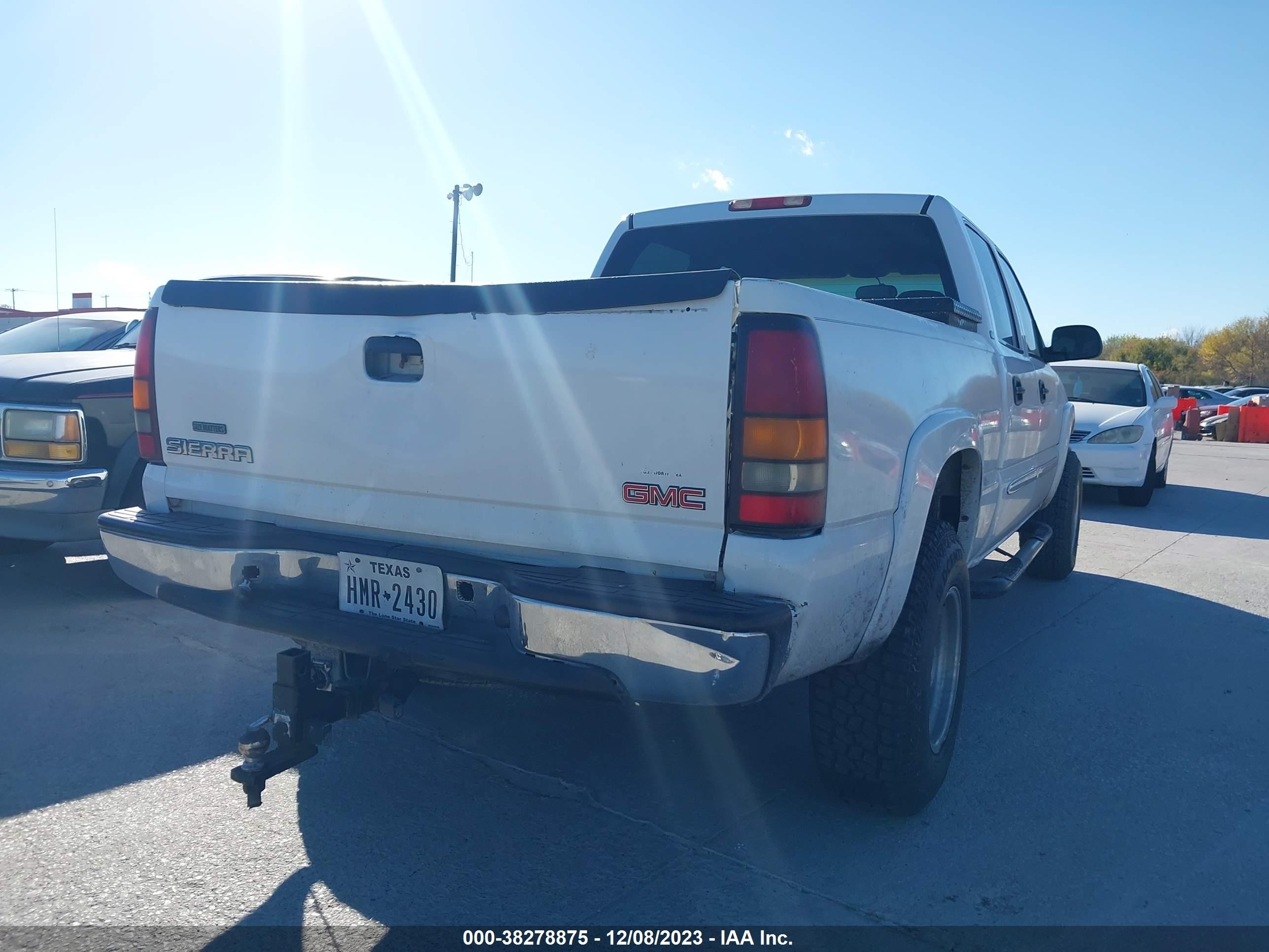 Photo 3 VIN: 1GTGC13U33F144041 - GMC SIERRA 