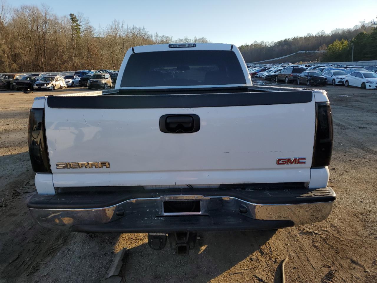 Photo 5 VIN: 1GTGC13U33F233964 - GMC SIERRA 