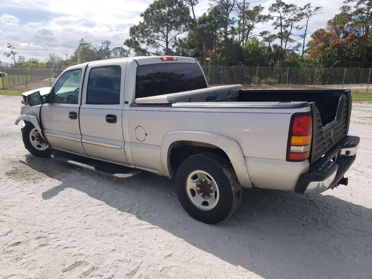 Photo 1 VIN: 1GTGC13U55F908734 - GMC SIERRA 