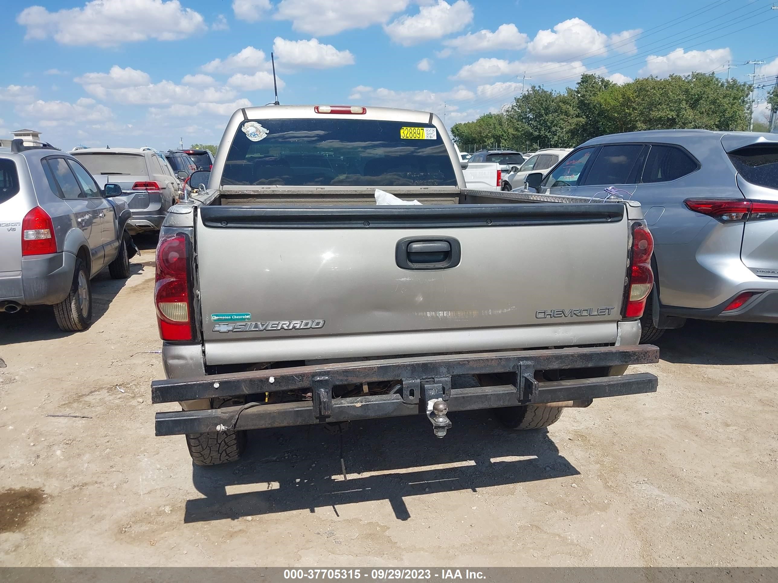 Photo 16 VIN: 1GTGC13U61F169531 - GMC SIERRA 