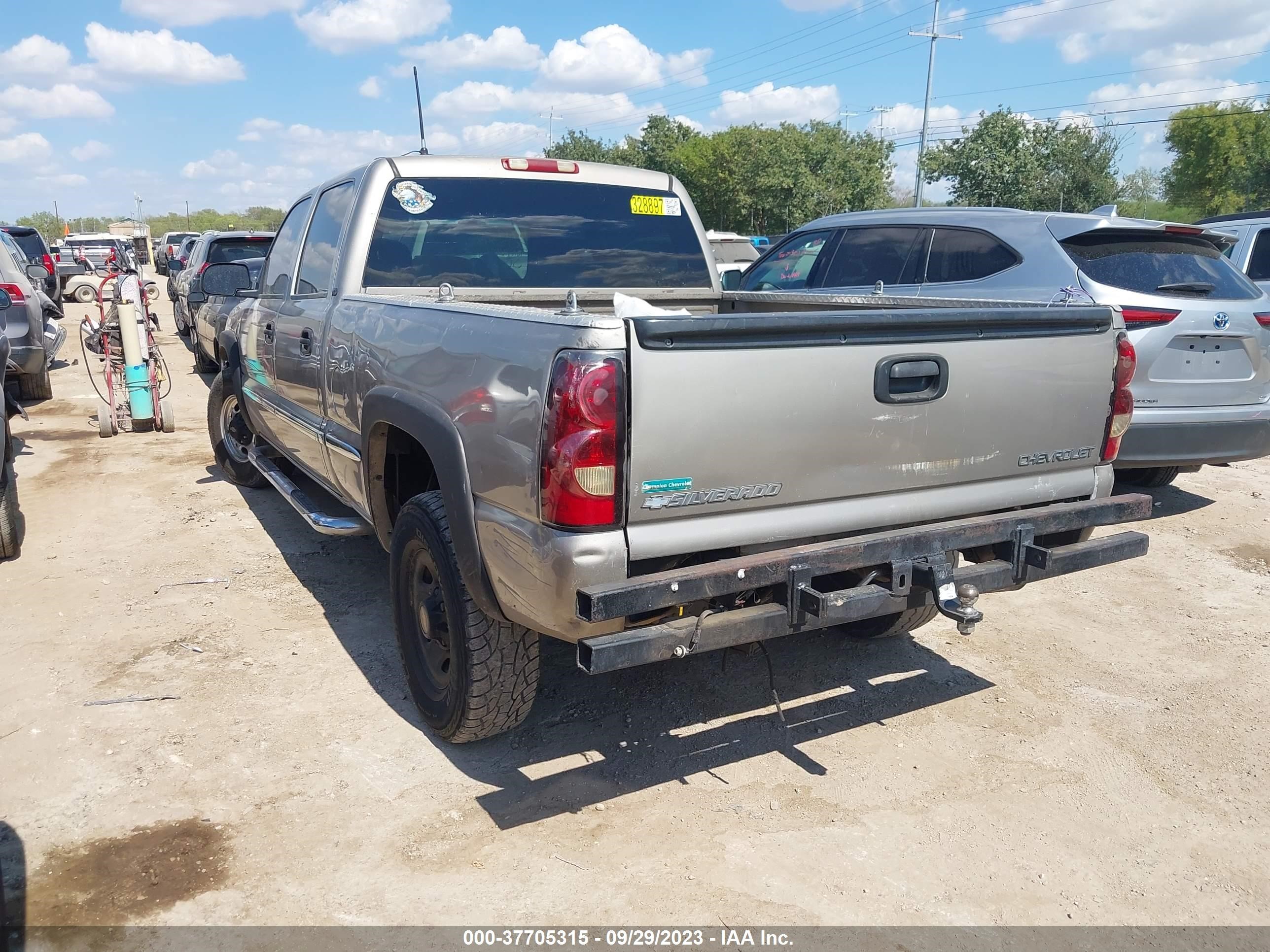 Photo 2 VIN: 1GTGC13U61F169531 - GMC SIERRA 