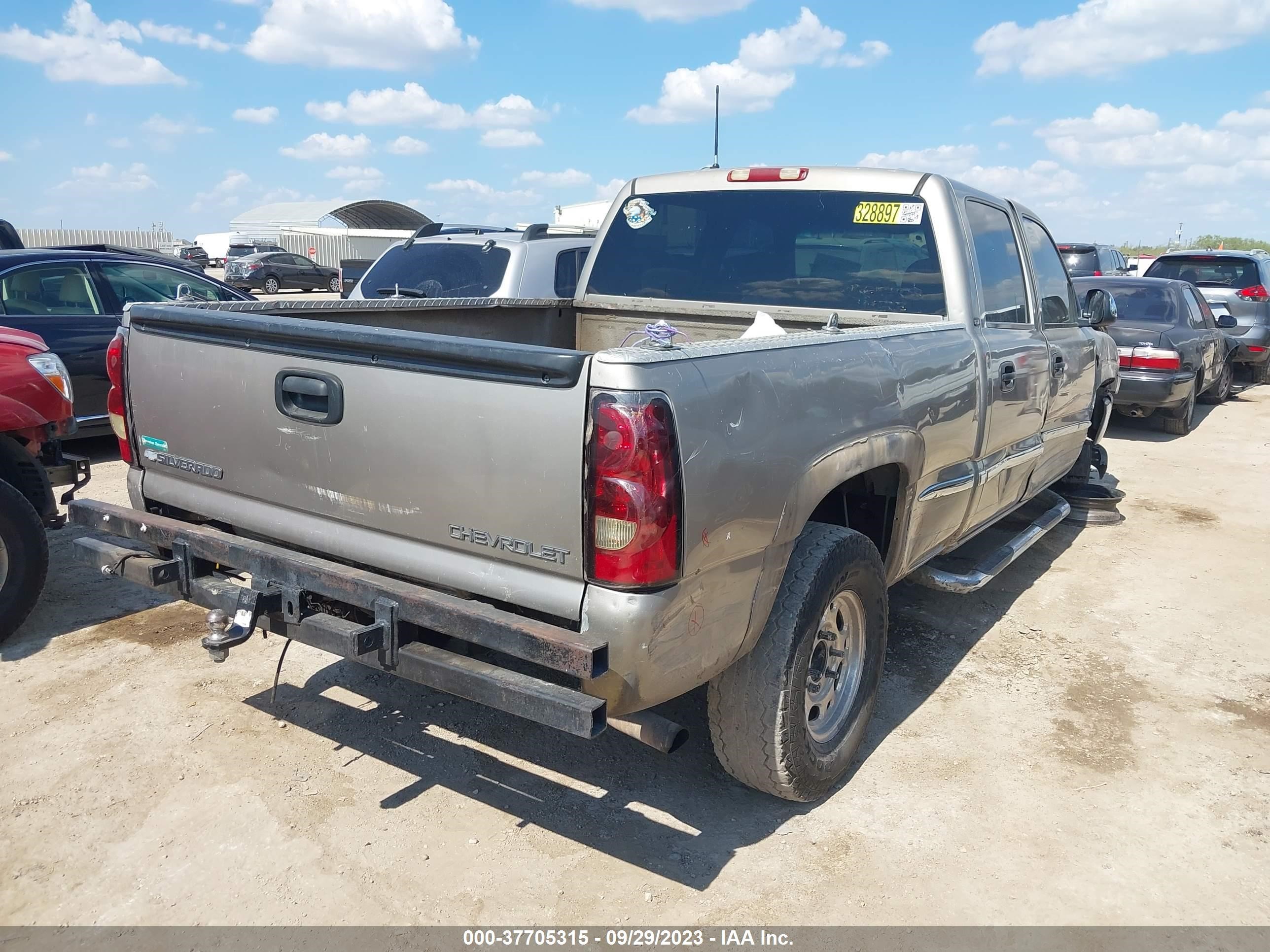 Photo 3 VIN: 1GTGC13U61F169531 - GMC SIERRA 