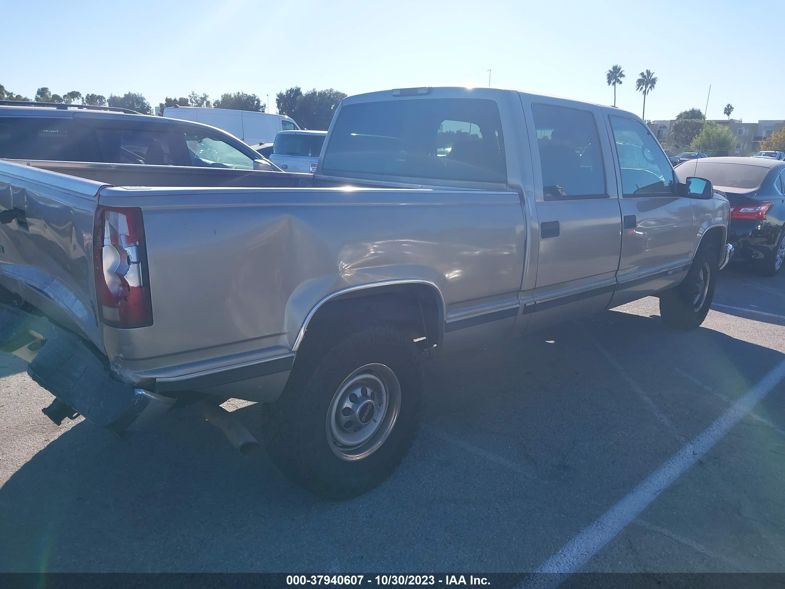 Photo 3 VIN: 1GTGC23R6YF404571 - GMC NULL 