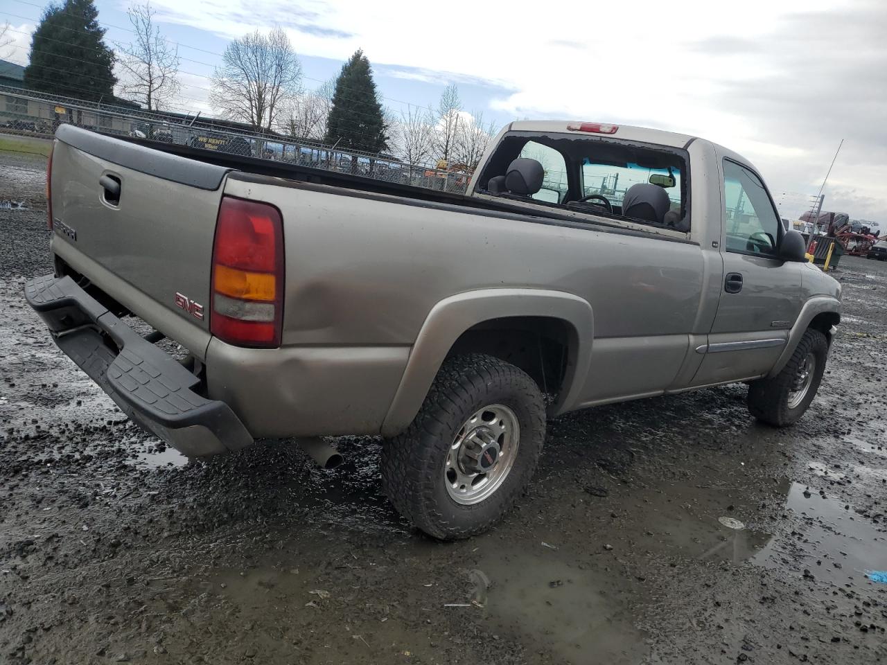 Photo 2 VIN: 1GTGC24UX3Z332963 - GMC SIERRA 