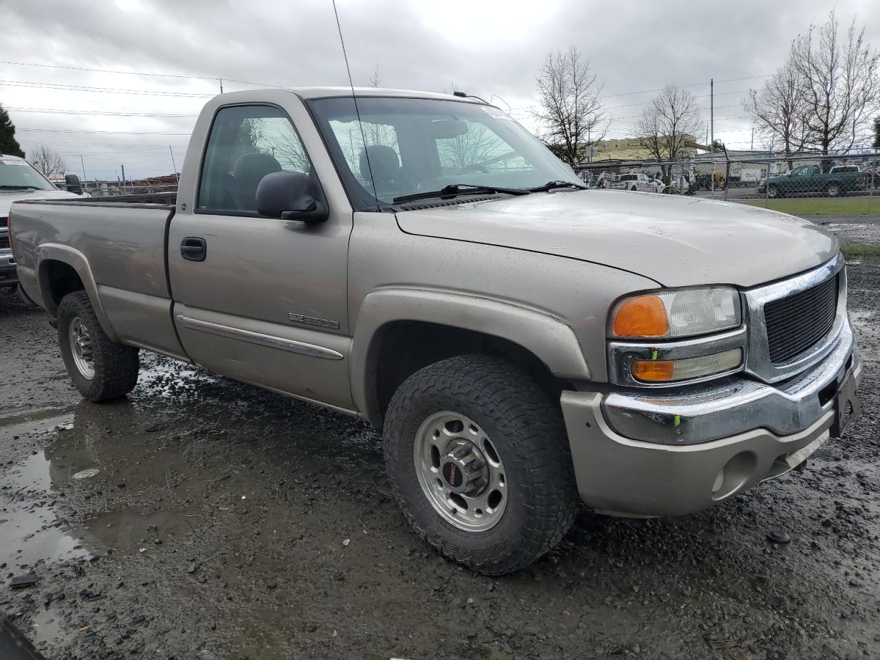 Photo 3 VIN: 1GTGC24UX3Z332963 - GMC SIERRA 