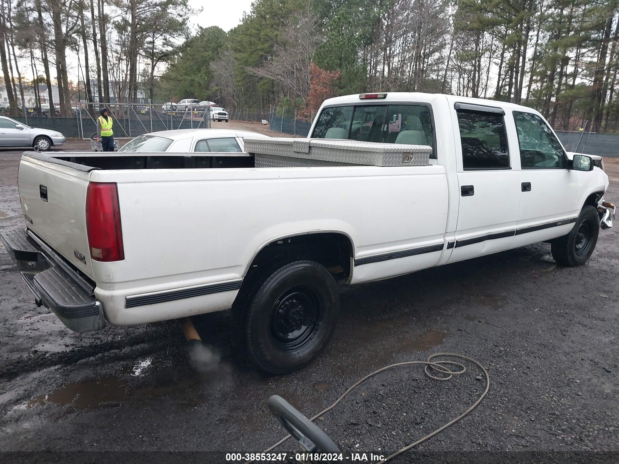 Photo 3 VIN: 1GTGC33R6WF020521 - GMC NULL 