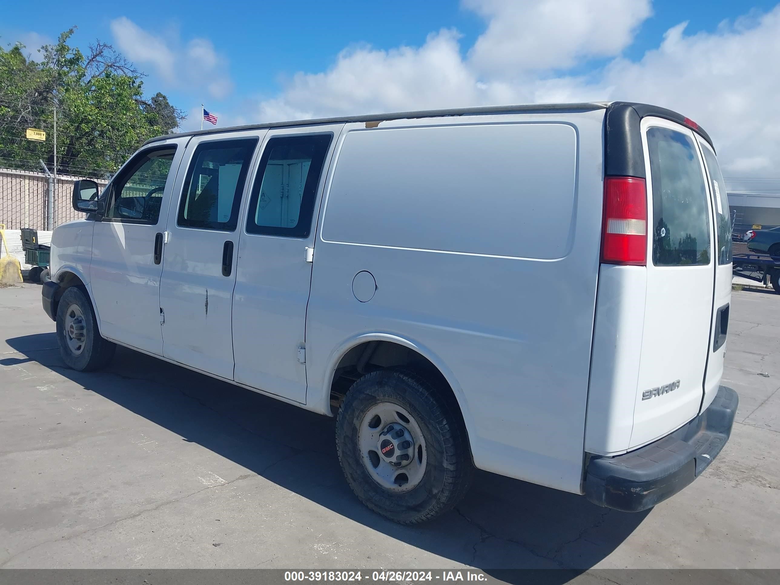 Photo 2 VIN: 1GTGG25C181153615 - GMC SAVANA 