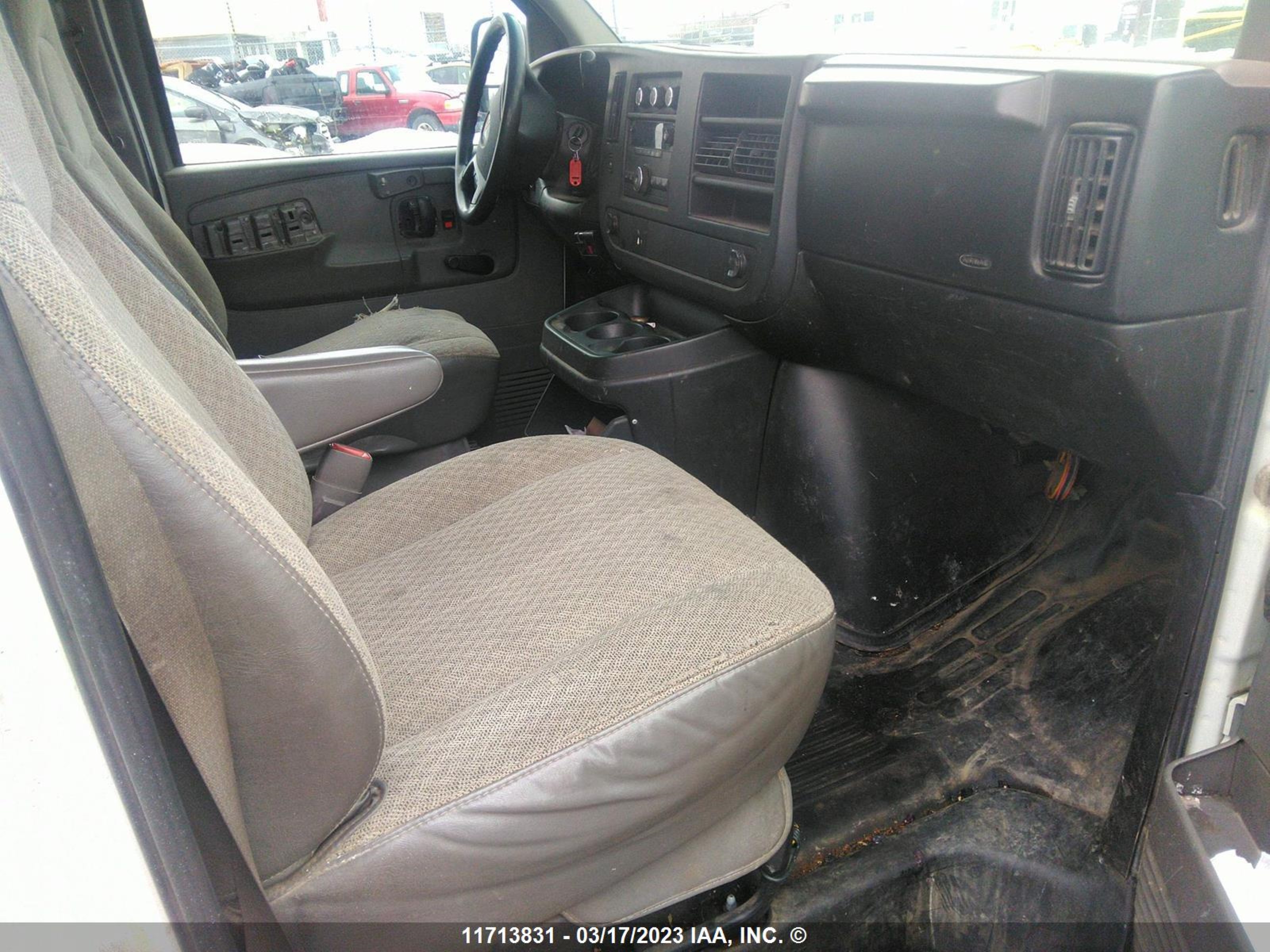 Photo 4 VIN: 1GTGG25C281123250 - GMC SAVANA 