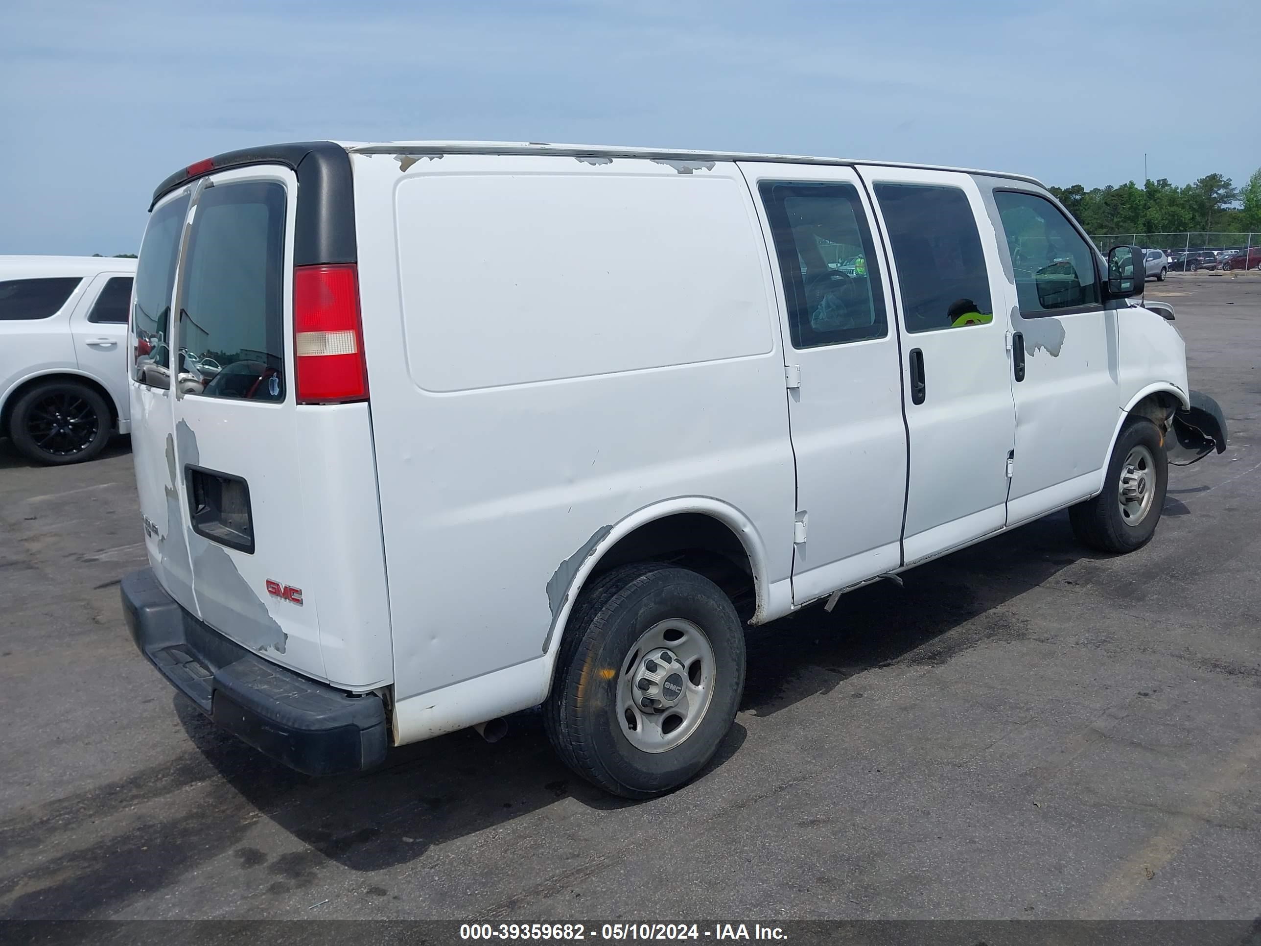 Photo 3 VIN: 1GTGG25C881123494 - GMC SAVANA 