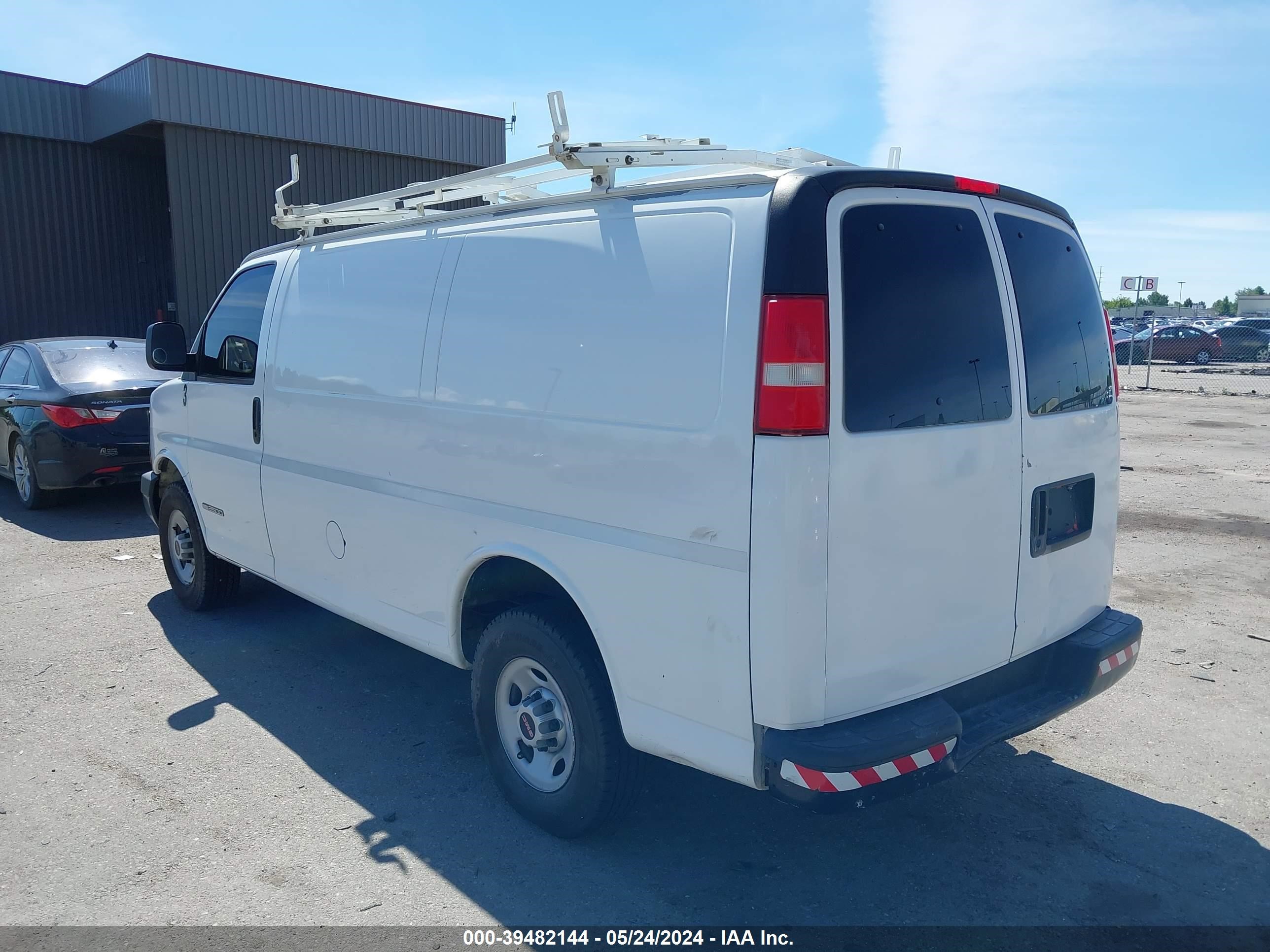 Photo 2 VIN: 1GTGG25V261223668 - GMC SAVANA 