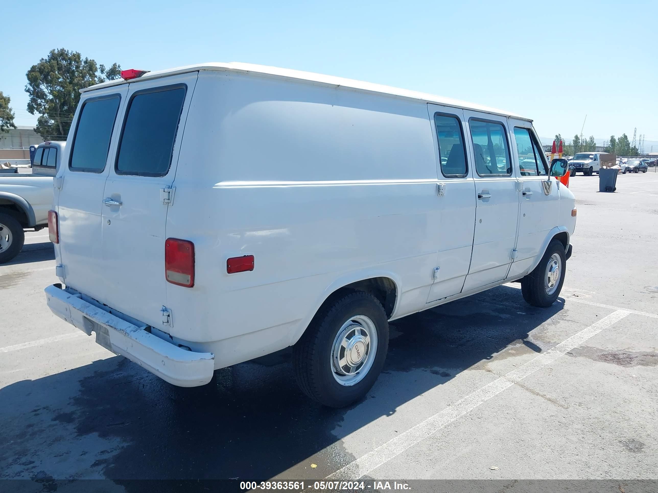 Photo 3 VIN: 1GTGG35K6RF530795 - GMC VANDURA 