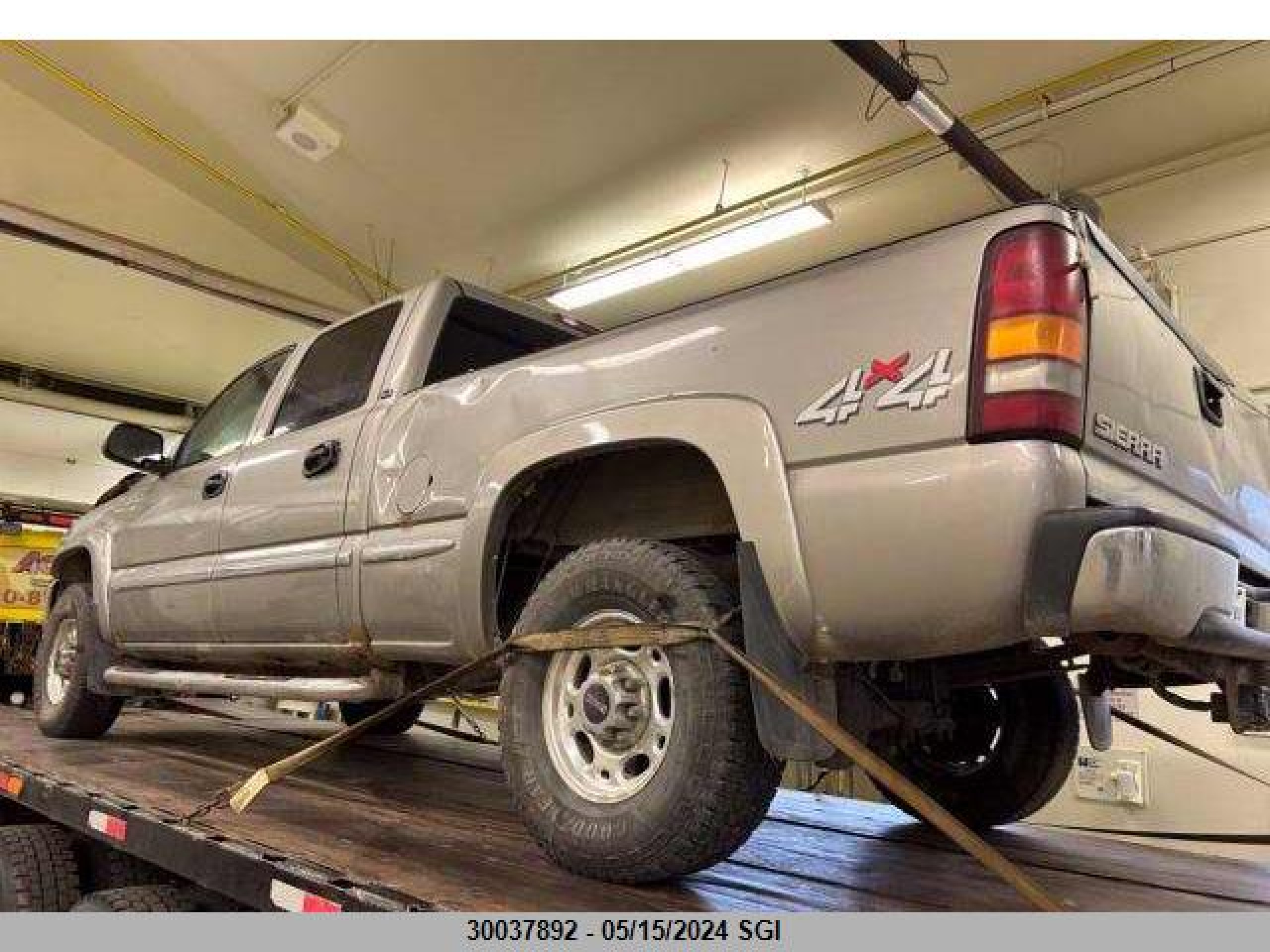 Photo 2 VIN: 1GTGK13U72F186147 - GMC SIERRA 