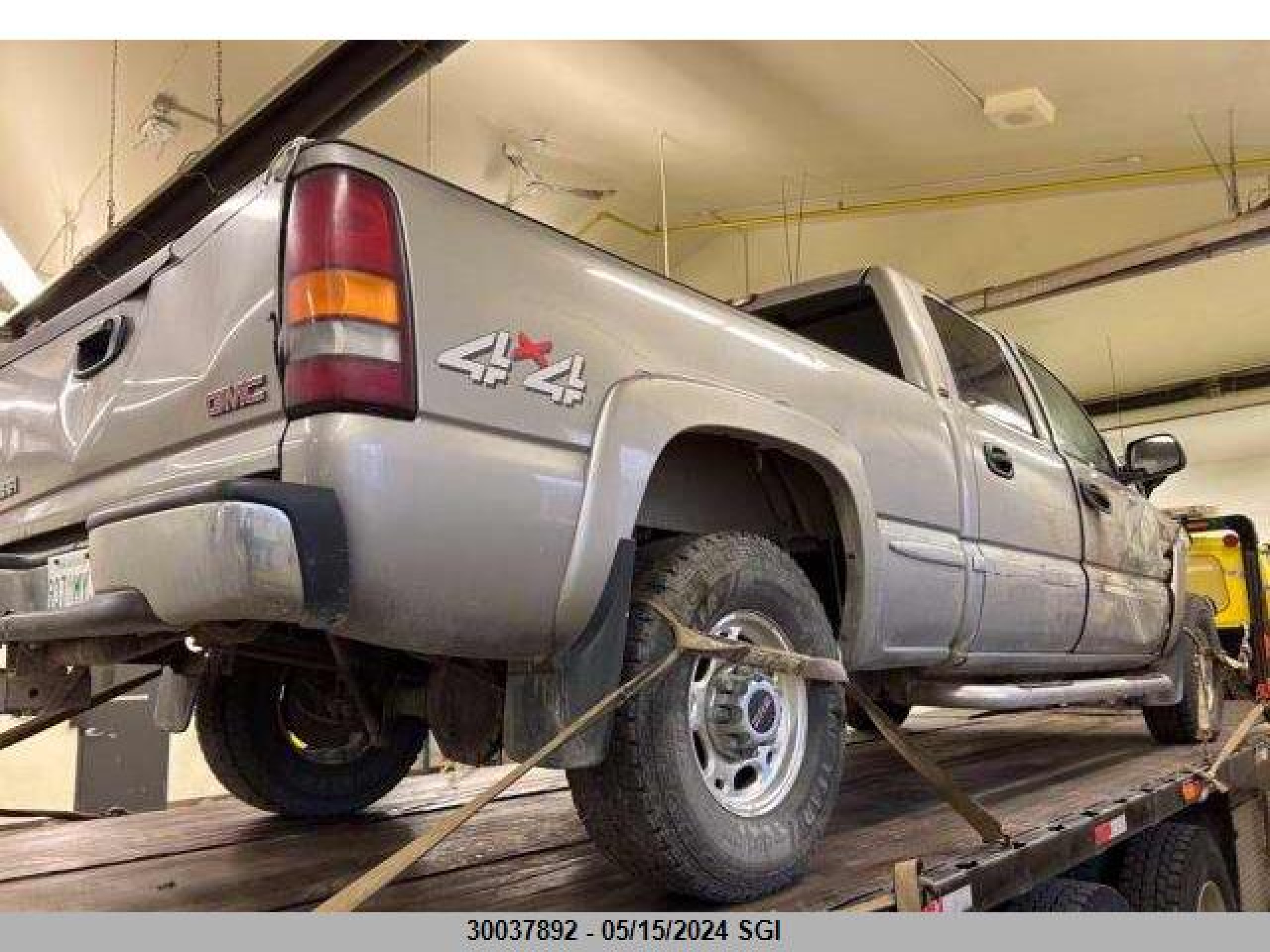 Photo 3 VIN: 1GTGK13U72F186147 - GMC SIERRA 