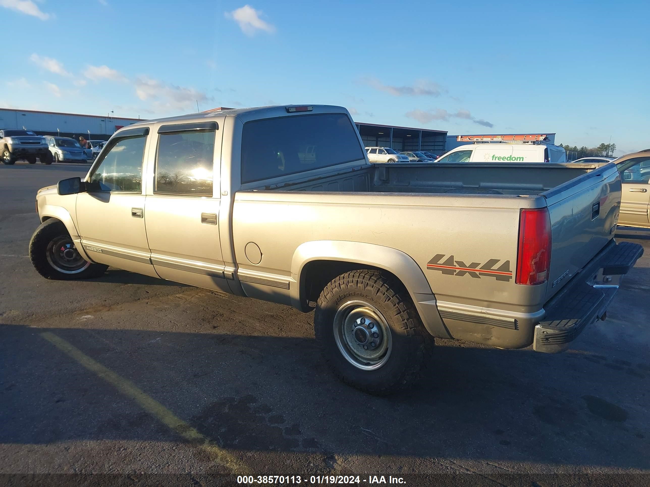 Photo 3 VIN: 1GTGK23R1XF050394 - GMC NULL 