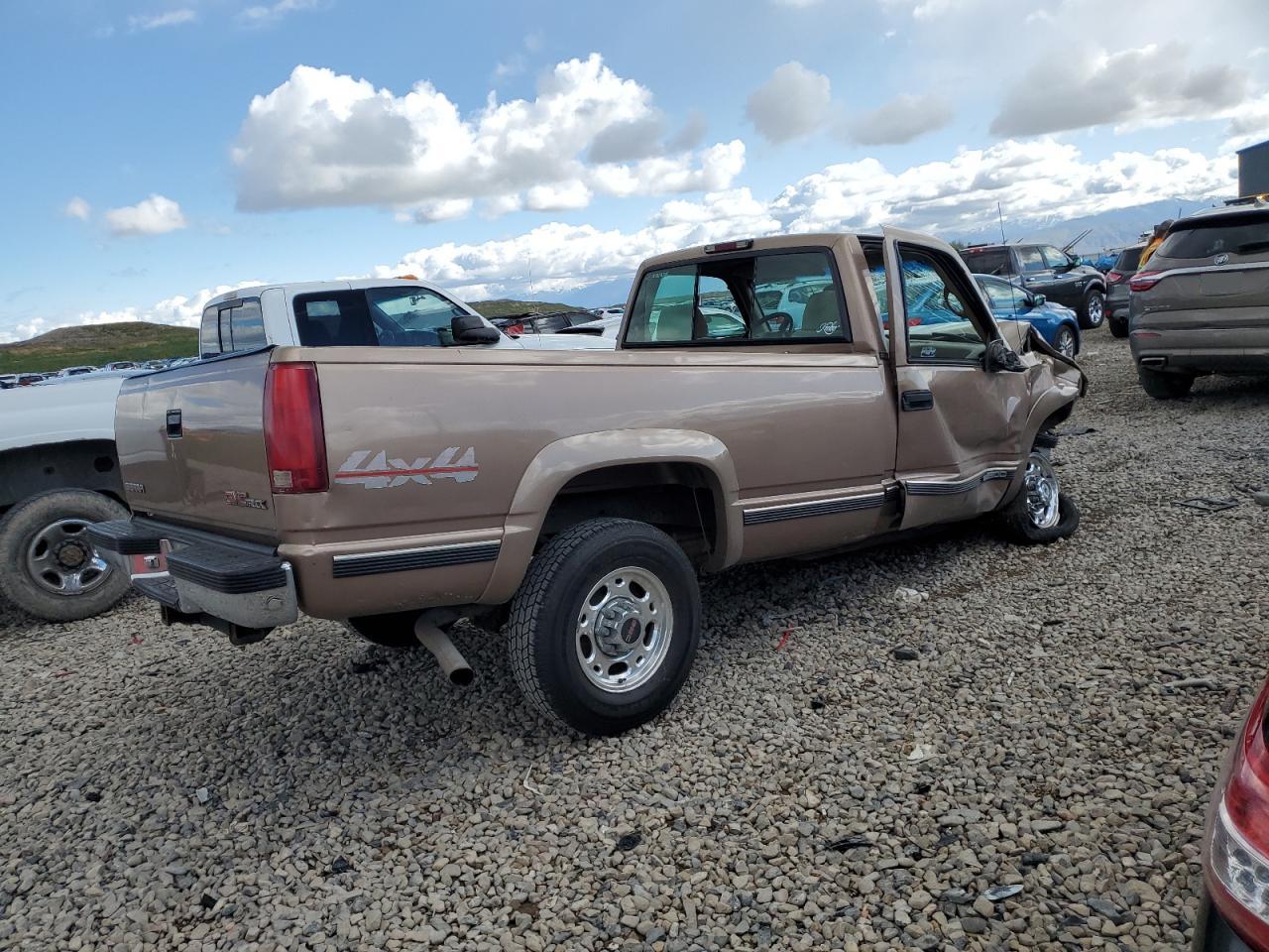 Photo 2 VIN: 1GTGK24R4TZ527682 - GMC SIERRA 