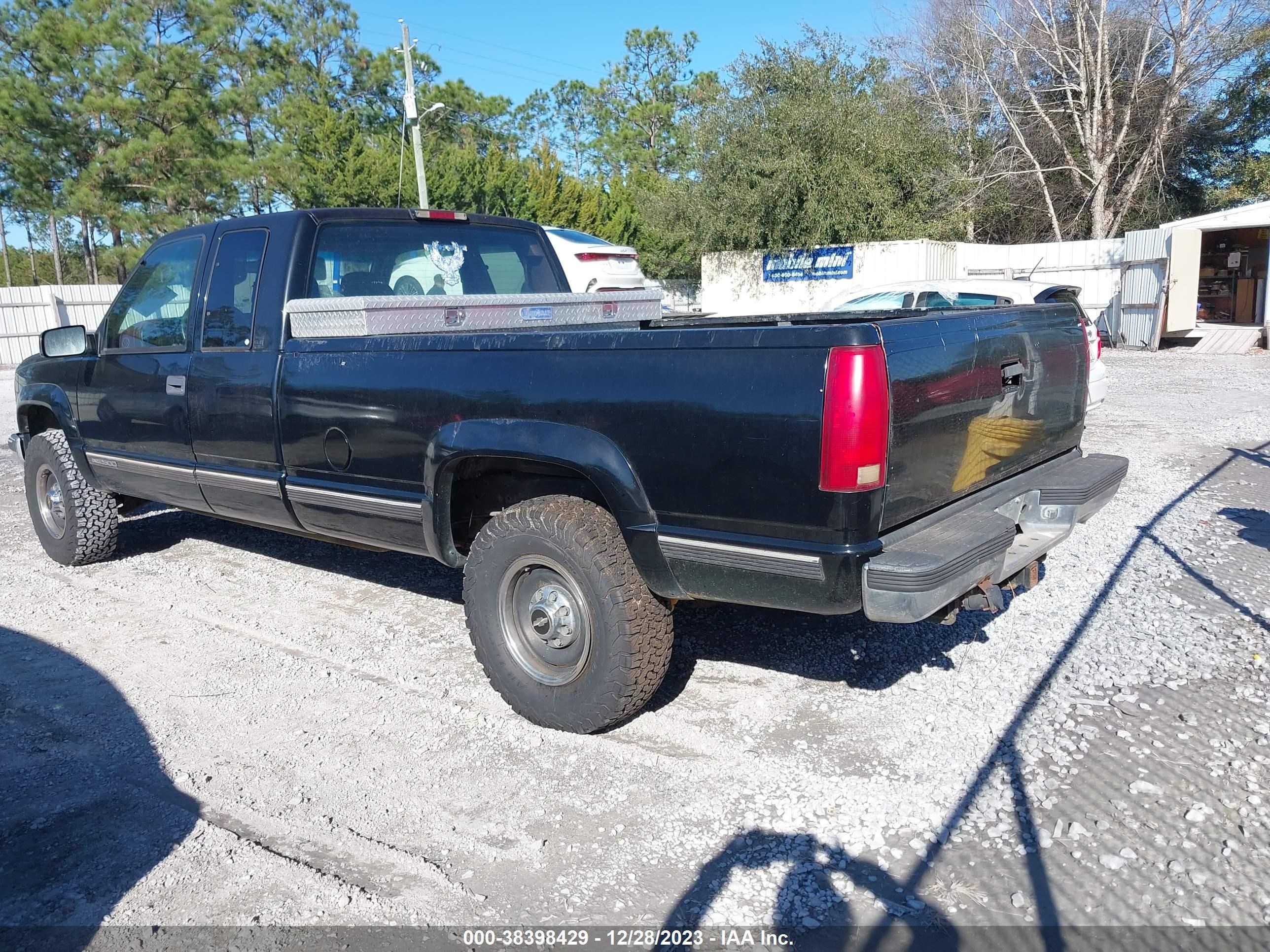 Photo 2 VIN: 1GTGK29F2VE504264 - GMC NULL 