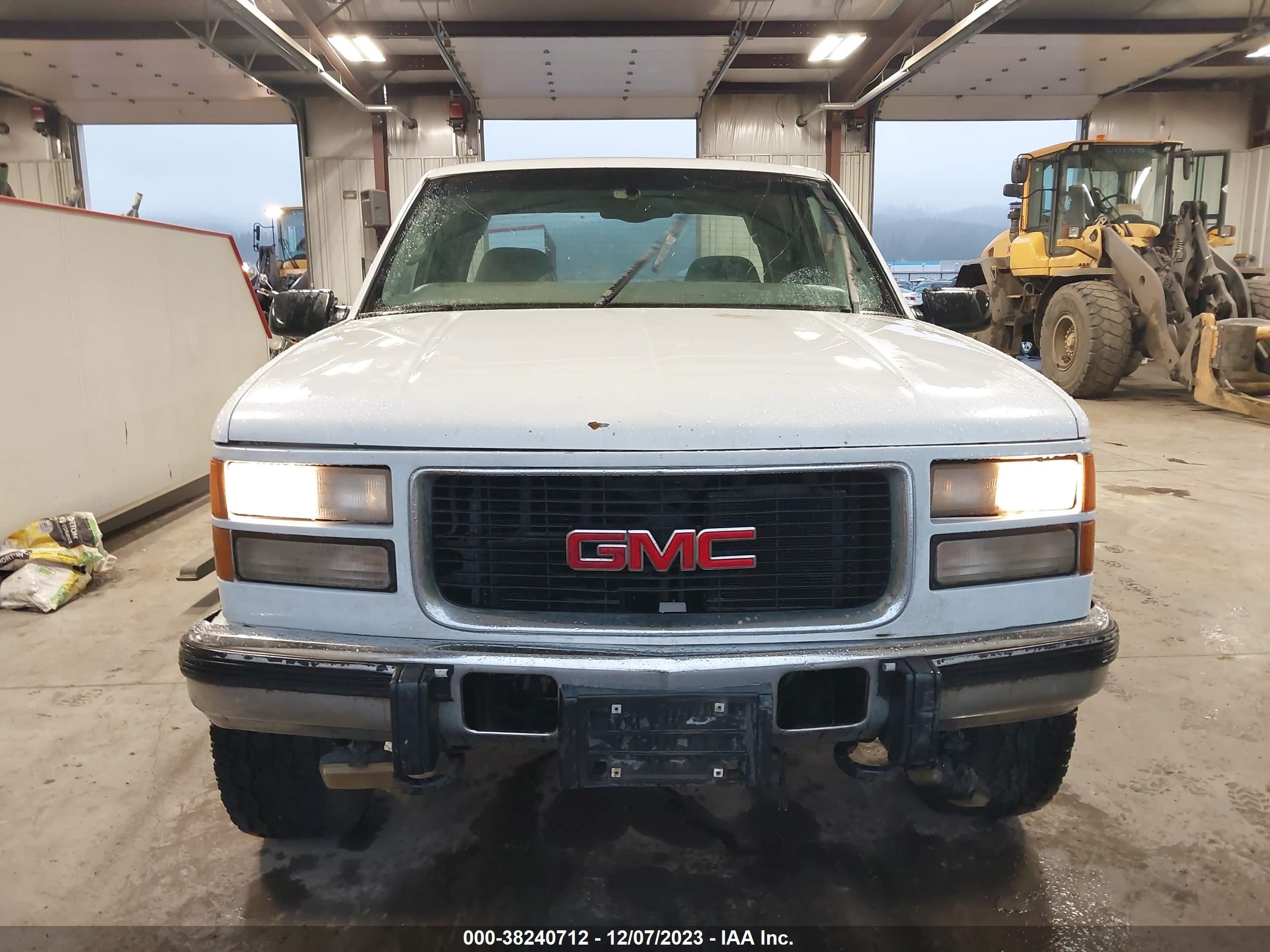 Photo 11 VIN: 1GTGK29F4VE503830 - GMC NULL 