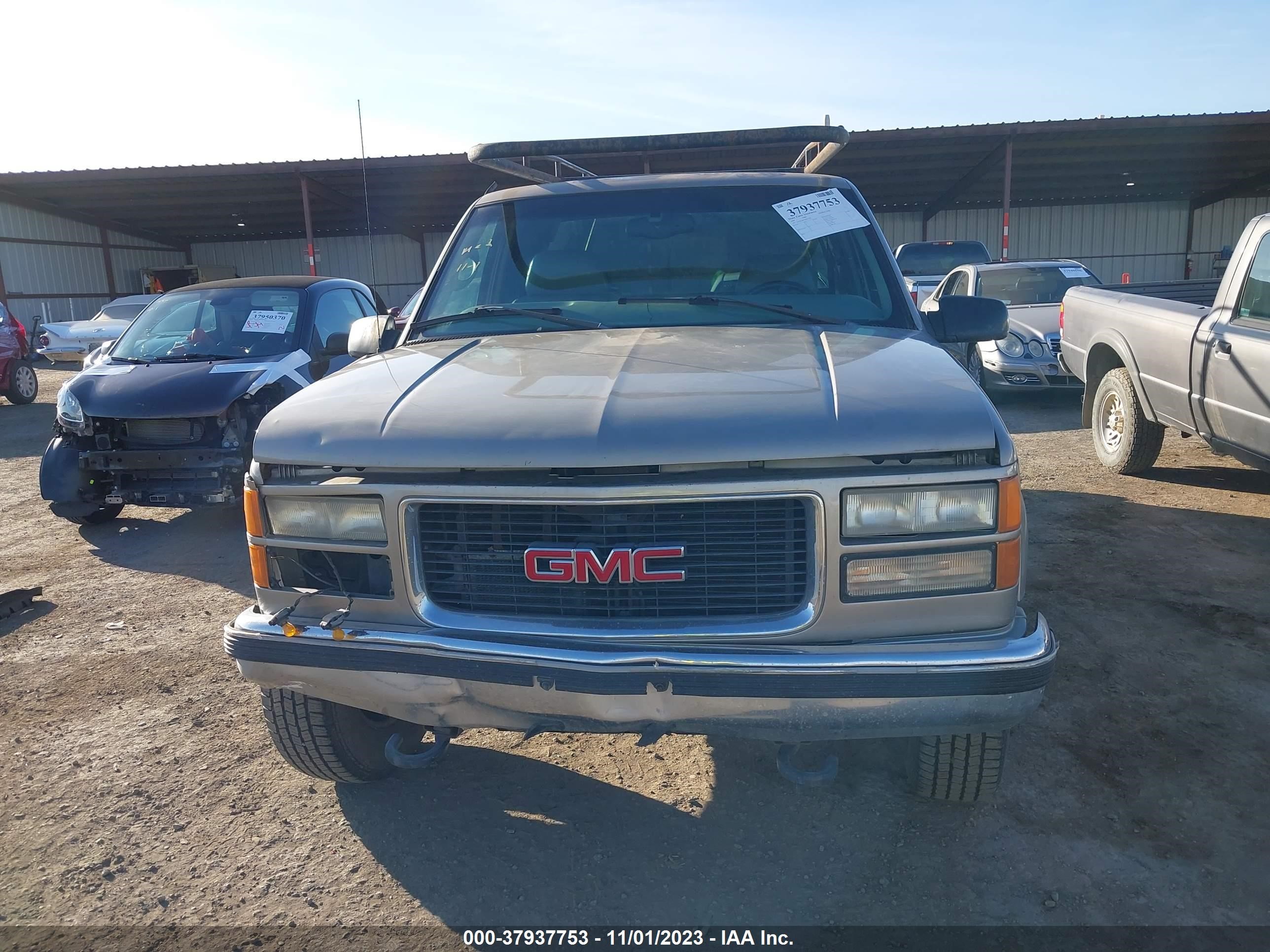 Photo 12 VIN: 1GTGK29R1XF057269 - GMC NULL 