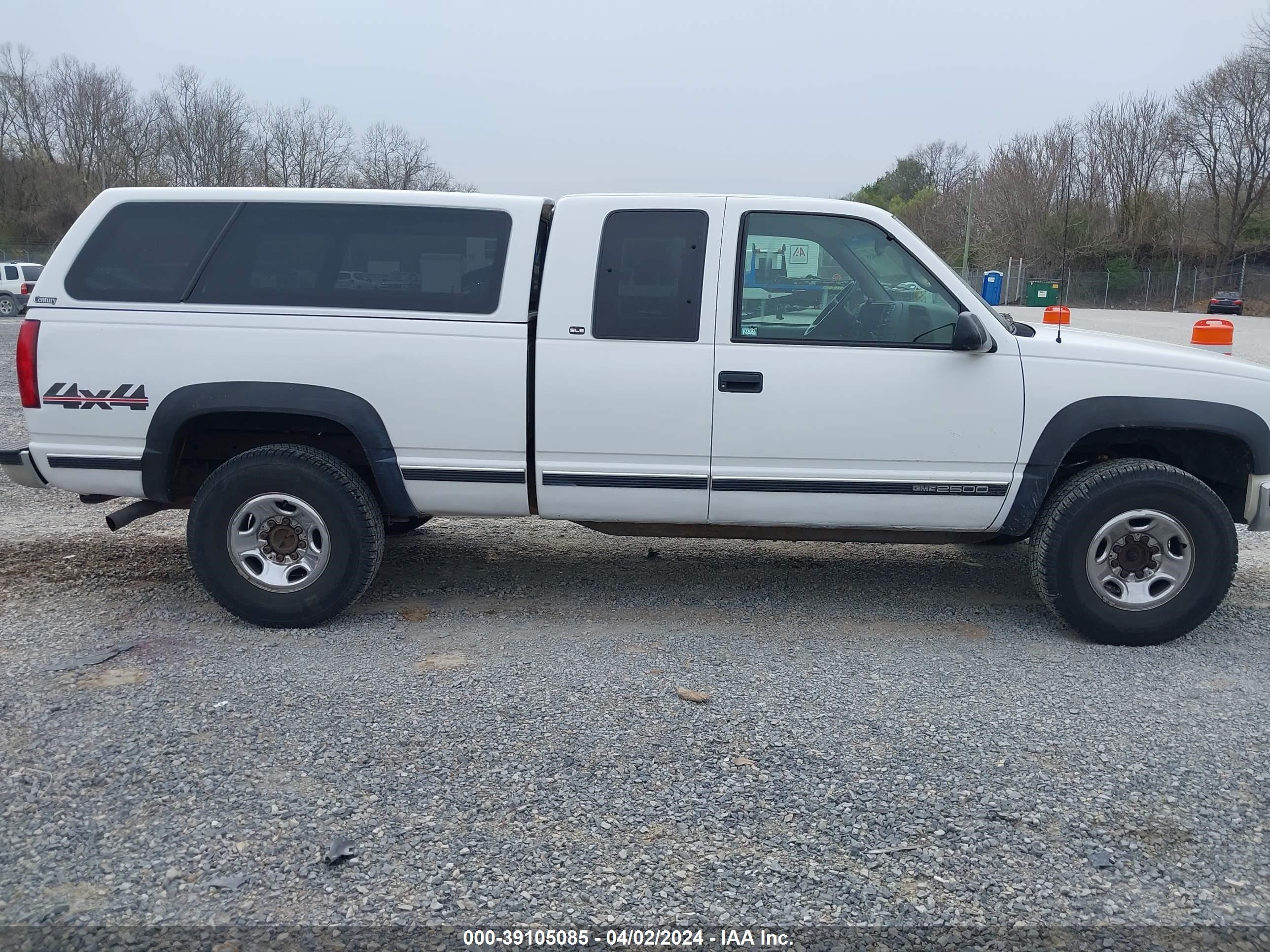 Photo 12 VIN: 1GTGK29R4WE517027 - GMC NULL 