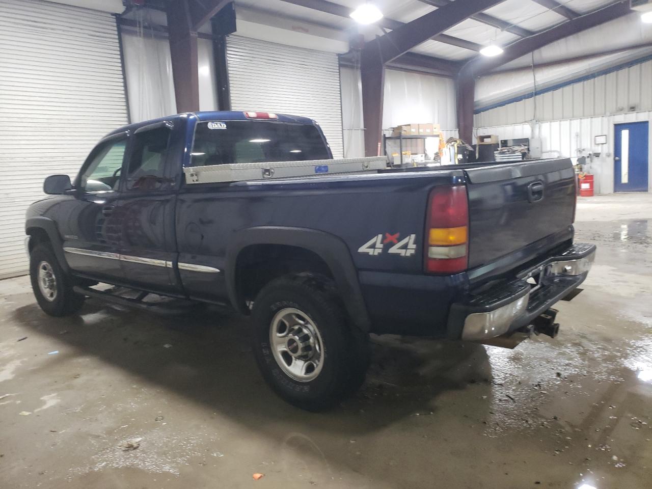 Photo 2 VIN: 1GTGK29U2YE373324 - GMC SIERRA 