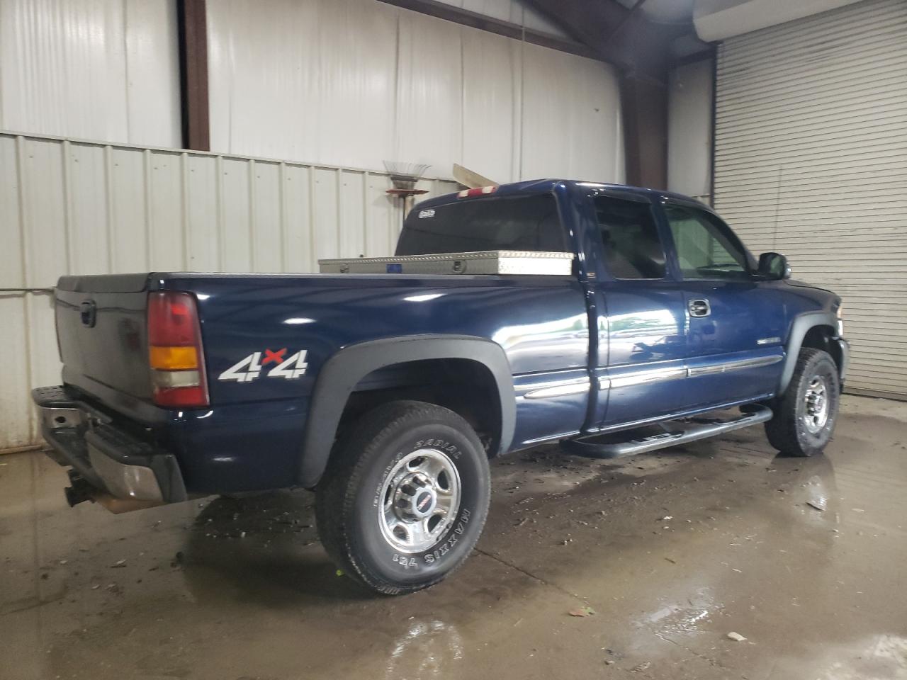 Photo 3 VIN: 1GTGK29U2YE373324 - GMC SIERRA 