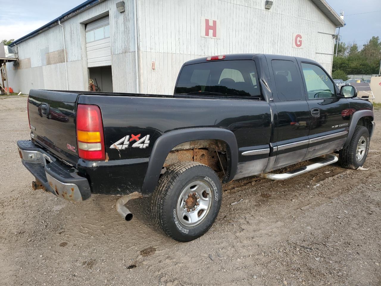 Photo 2 VIN: 1GTGK29U4XZ540614 - GMC SIERRA 