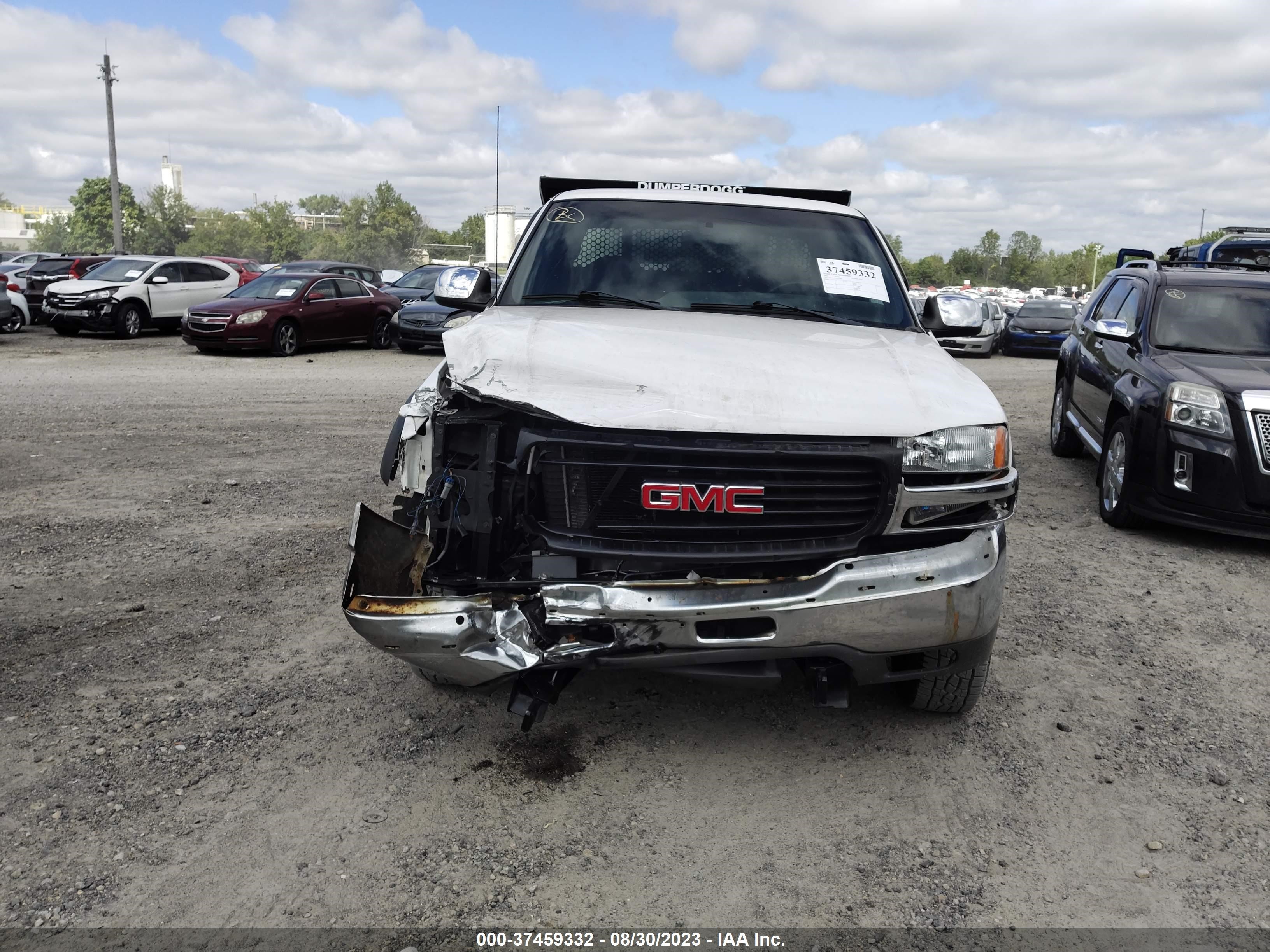 Photo 11 VIN: 1GTGK29U51Z125387 - GMC NULL 