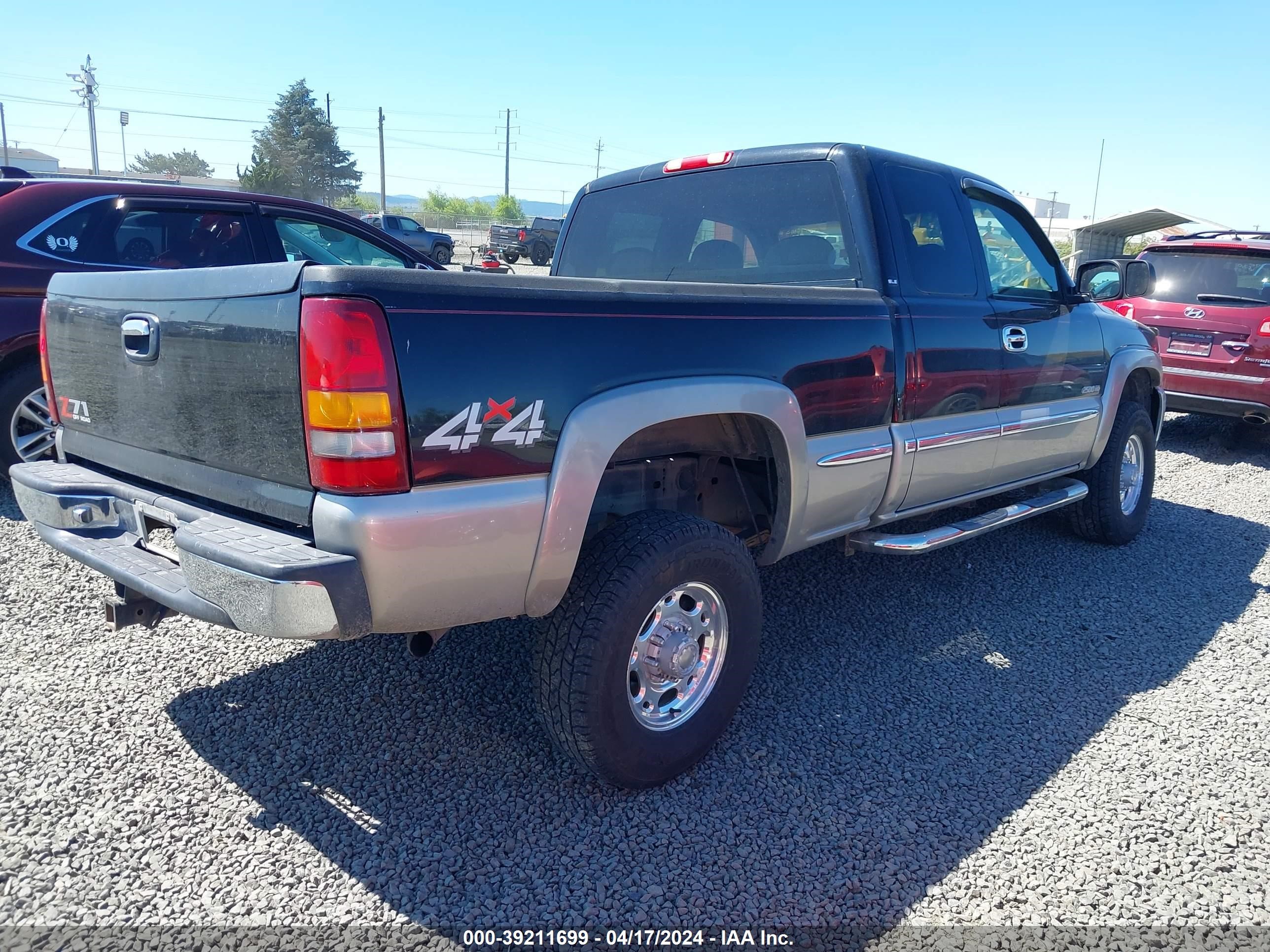 Photo 3 VIN: 1GTGK29U6YE258838 - GMC NULL 