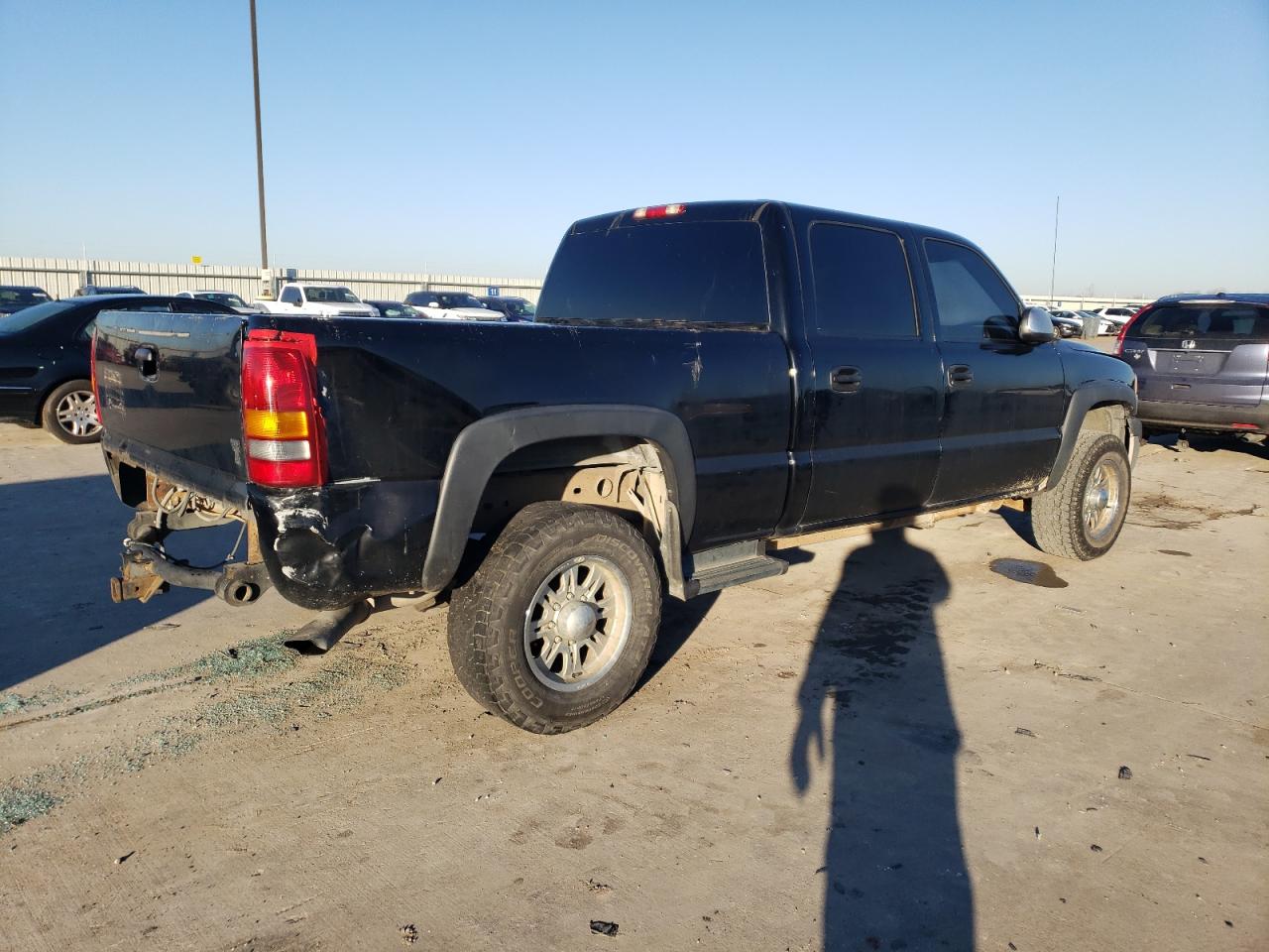 Photo 2 VIN: 1GTHC23112F107410 - GMC SIERRA 