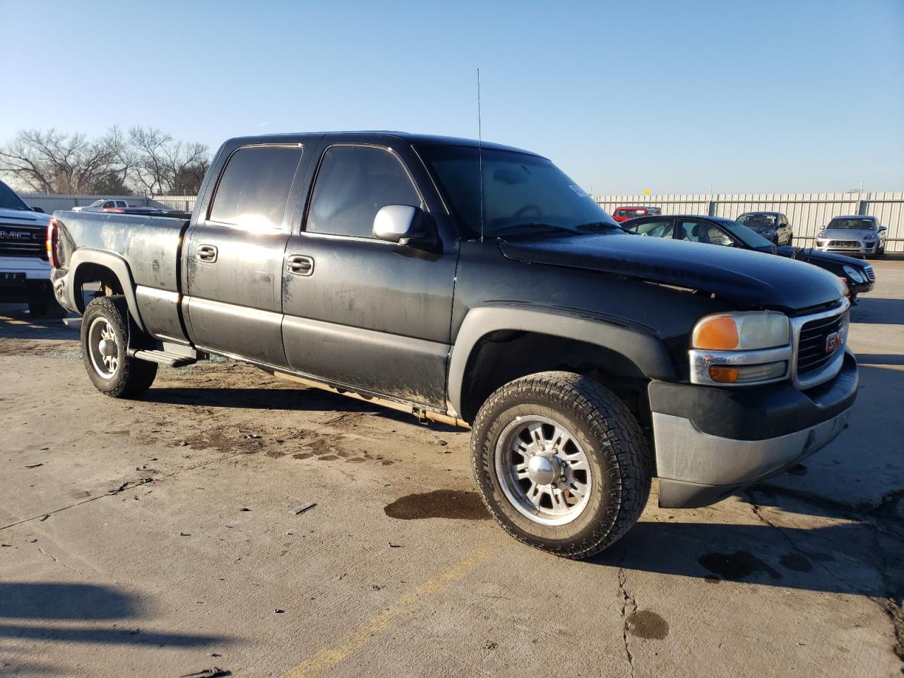 Photo 3 VIN: 1GTHC23112F107410 - GMC SIERRA 