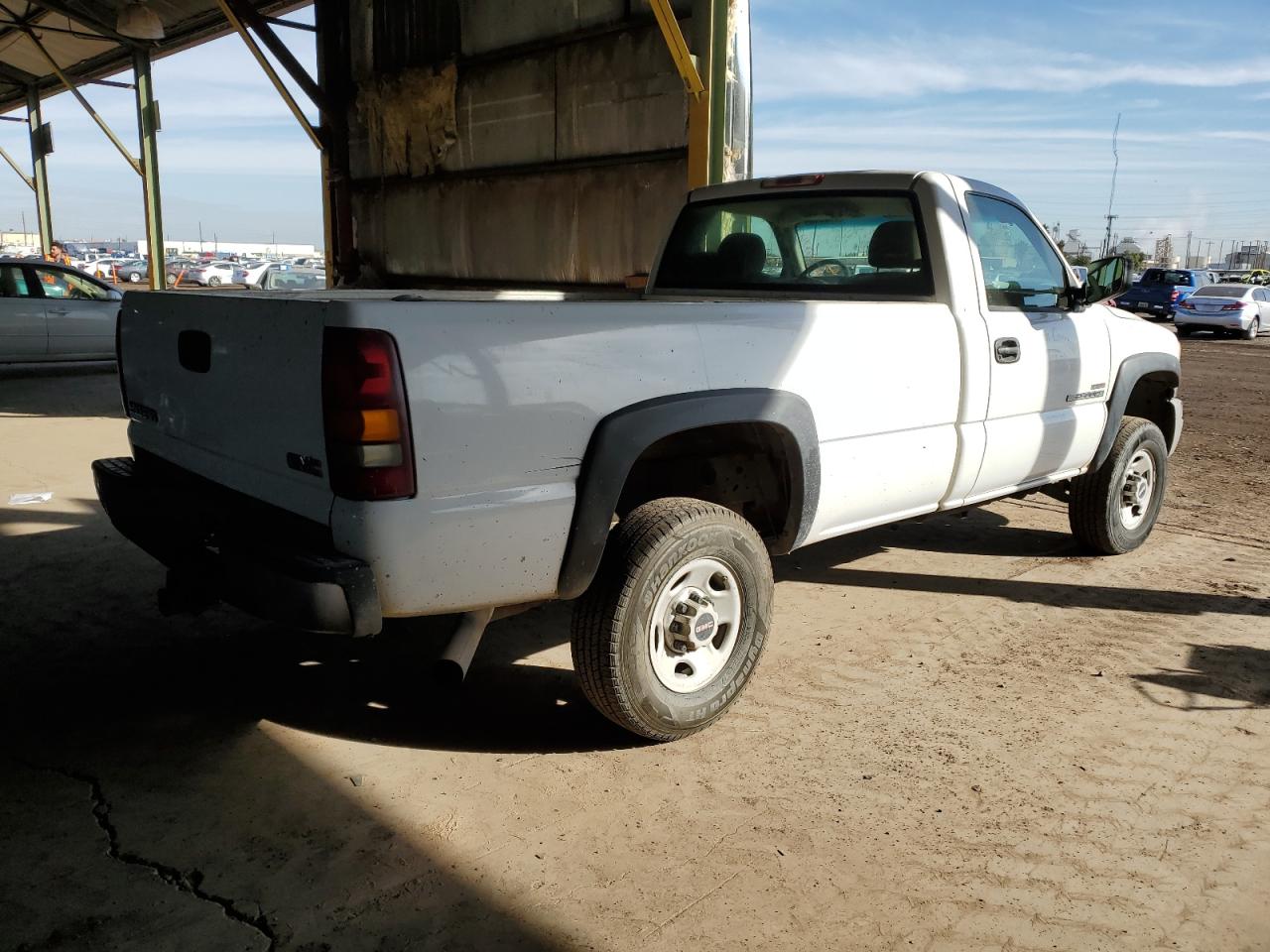 Photo 2 VIN: 1GTHC24255E338800 - GMC SIERRA 