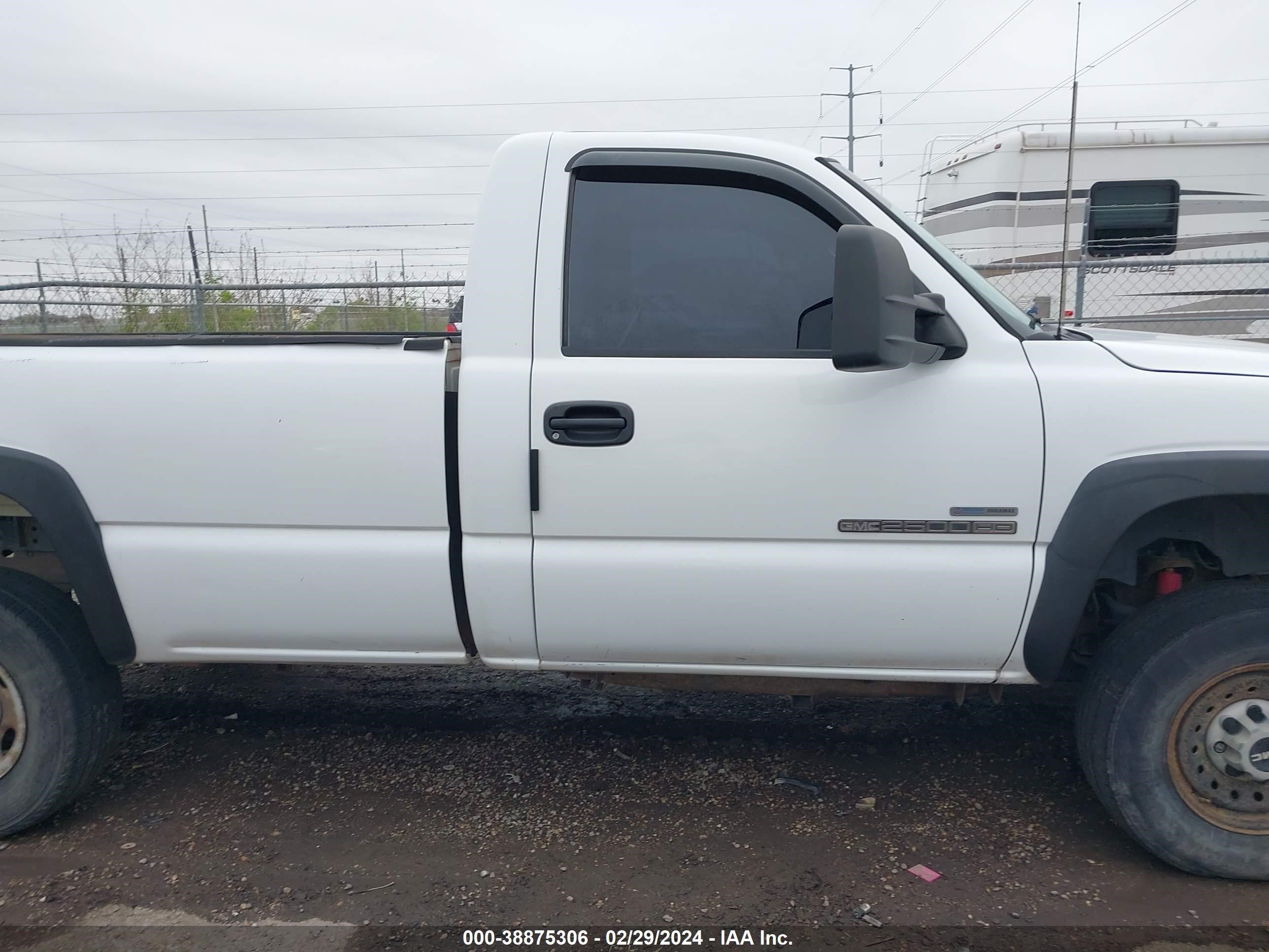 Photo 12 VIN: 1GTHC24D27E132340 - GMC SIERRA 