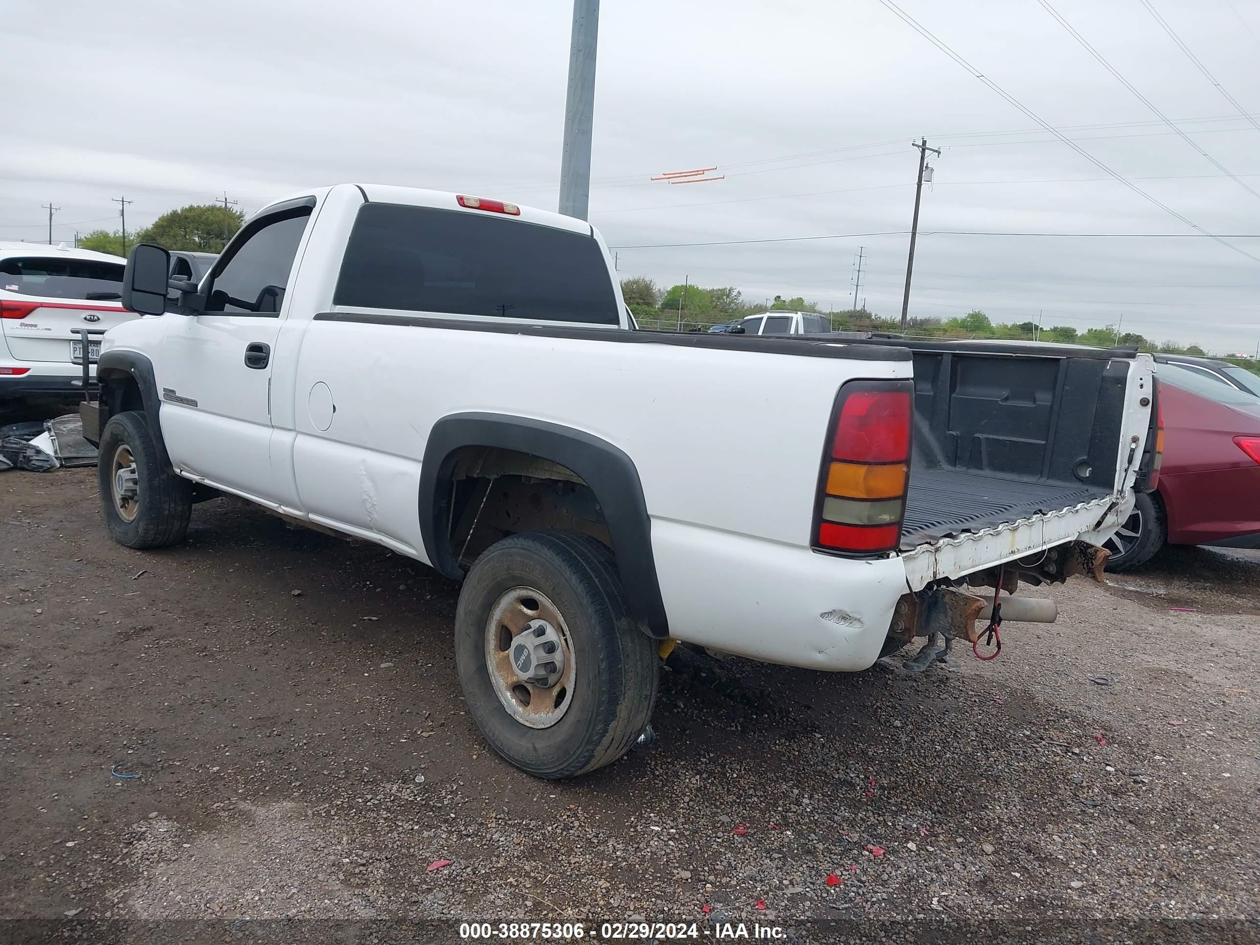 Photo 2 VIN: 1GTHC24D27E132340 - GMC SIERRA 