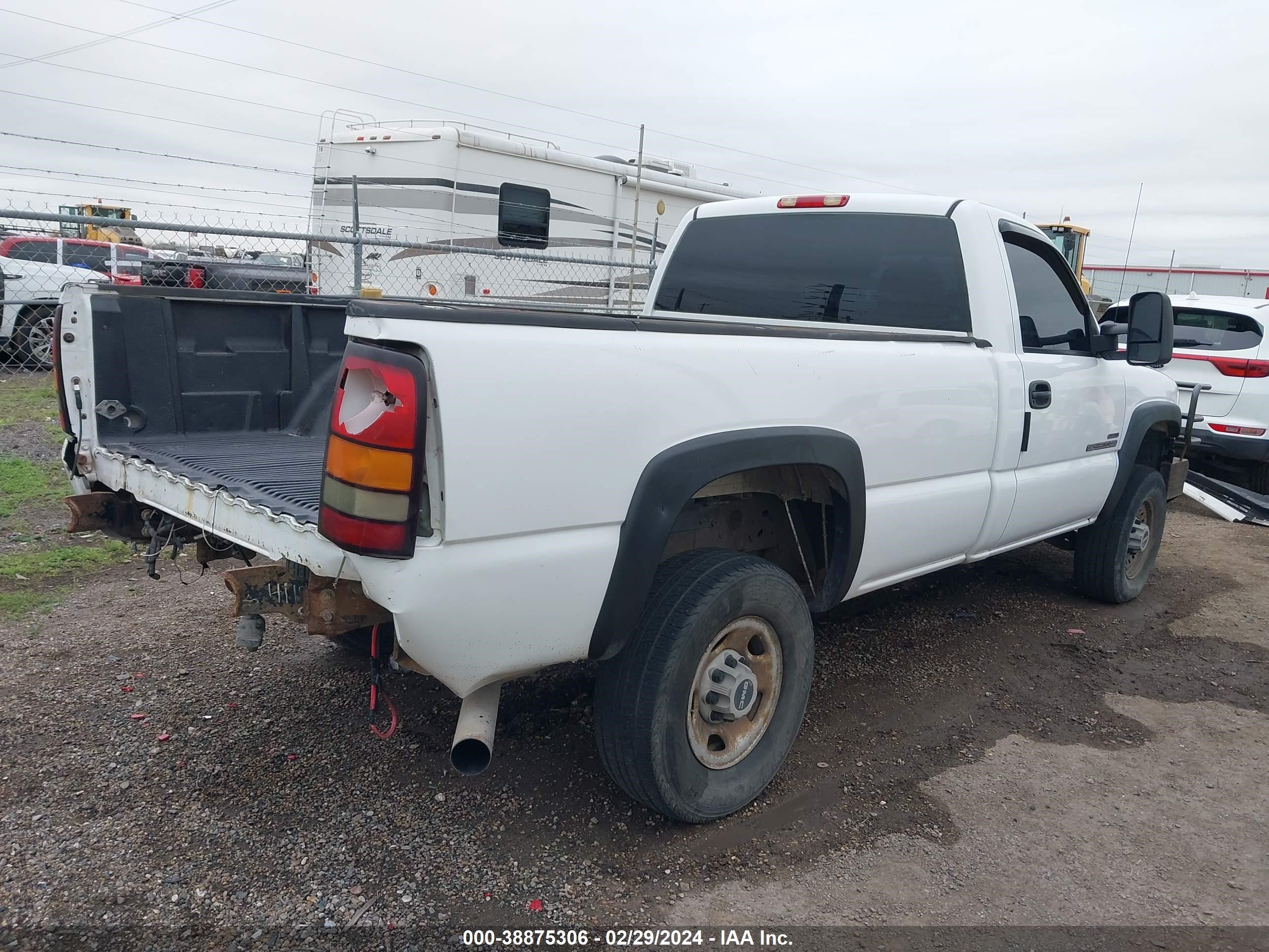 Photo 3 VIN: 1GTHC24D27E132340 - GMC SIERRA 