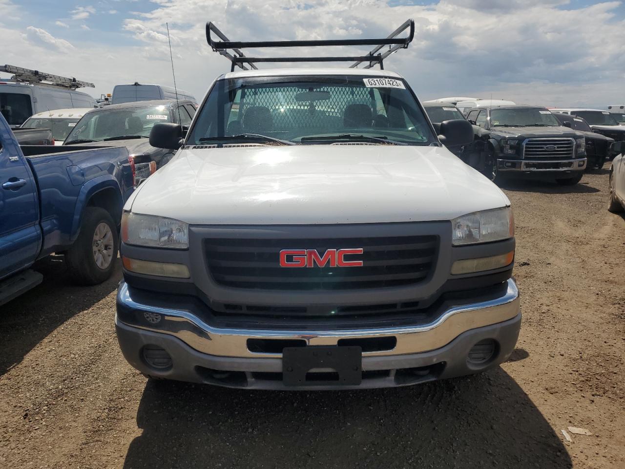 Photo 4 VIN: 1GTHC24U07E151064 - GMC SIERRA 