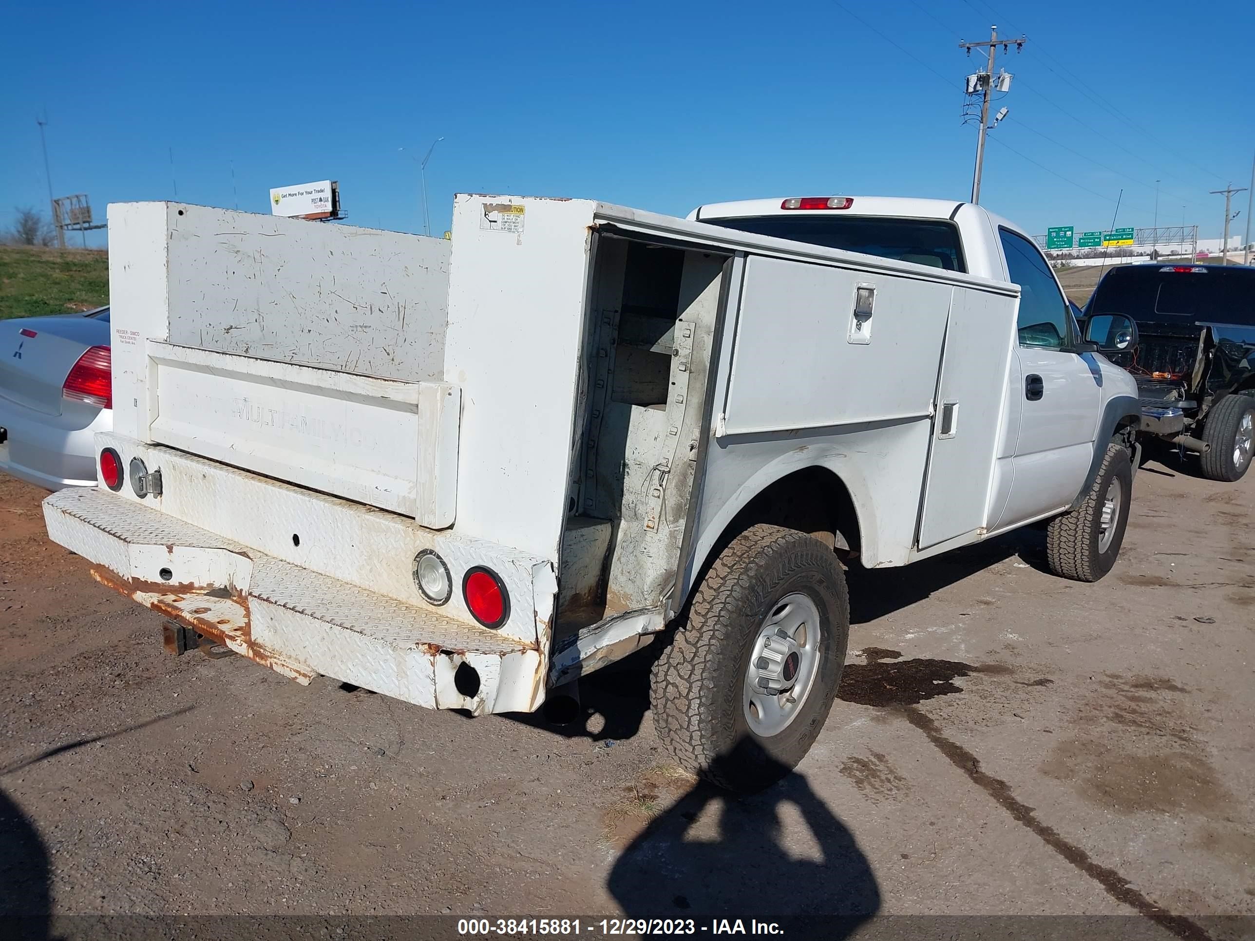 Photo 3 VIN: 1GTHC24U24E219327 - GMC SIERRA 