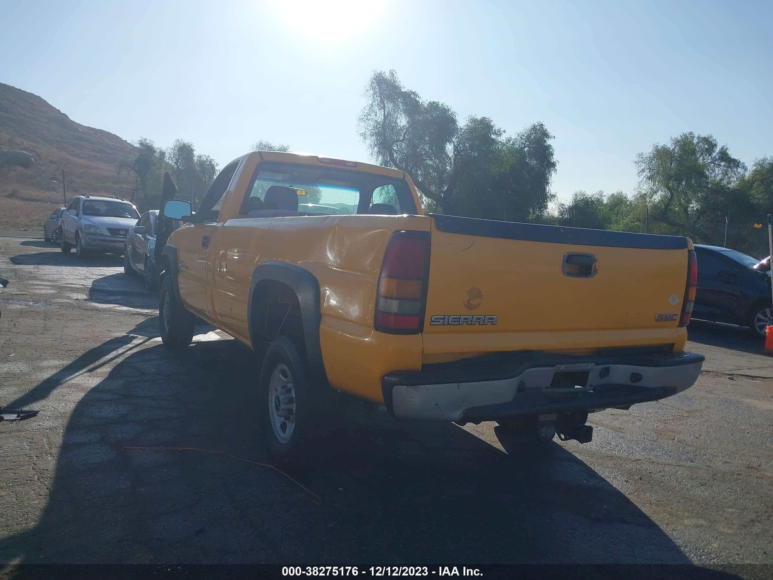 Photo 2 VIN: 1GTHC24U86E255106 - GMC SIERRA 