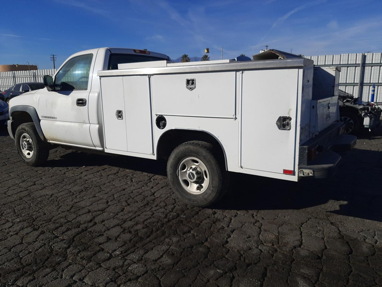 Photo 1 VIN: 1GTHC24U95E317398 - GMC SIERRA 