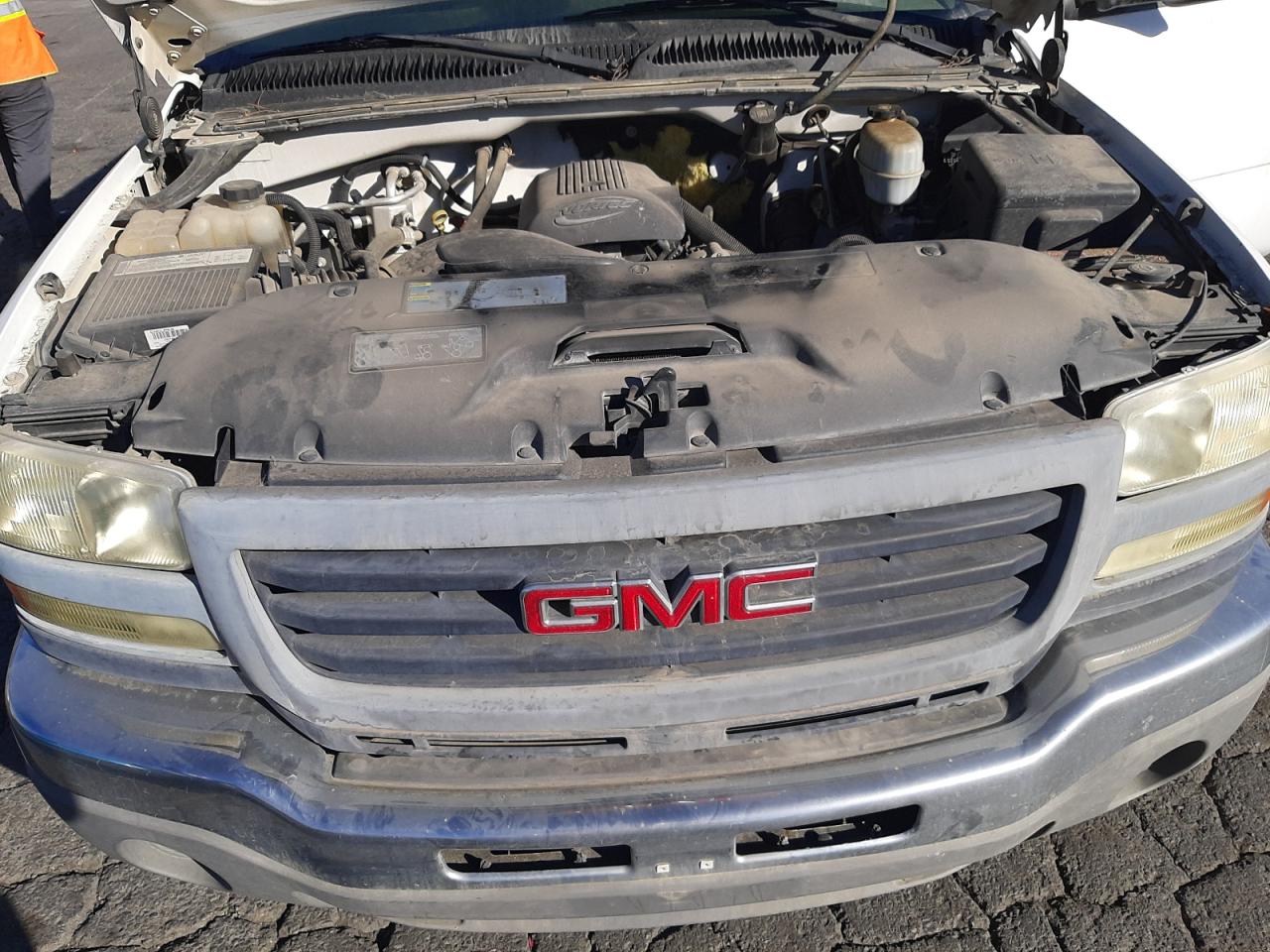 Photo 10 VIN: 1GTHC24U95E317398 - GMC SIERRA 