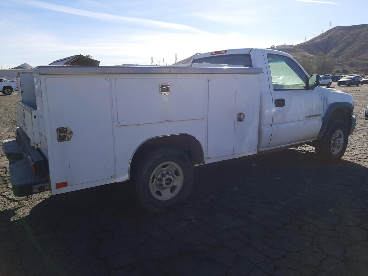 Photo 2 VIN: 1GTHC24U95E317398 - GMC SIERRA 