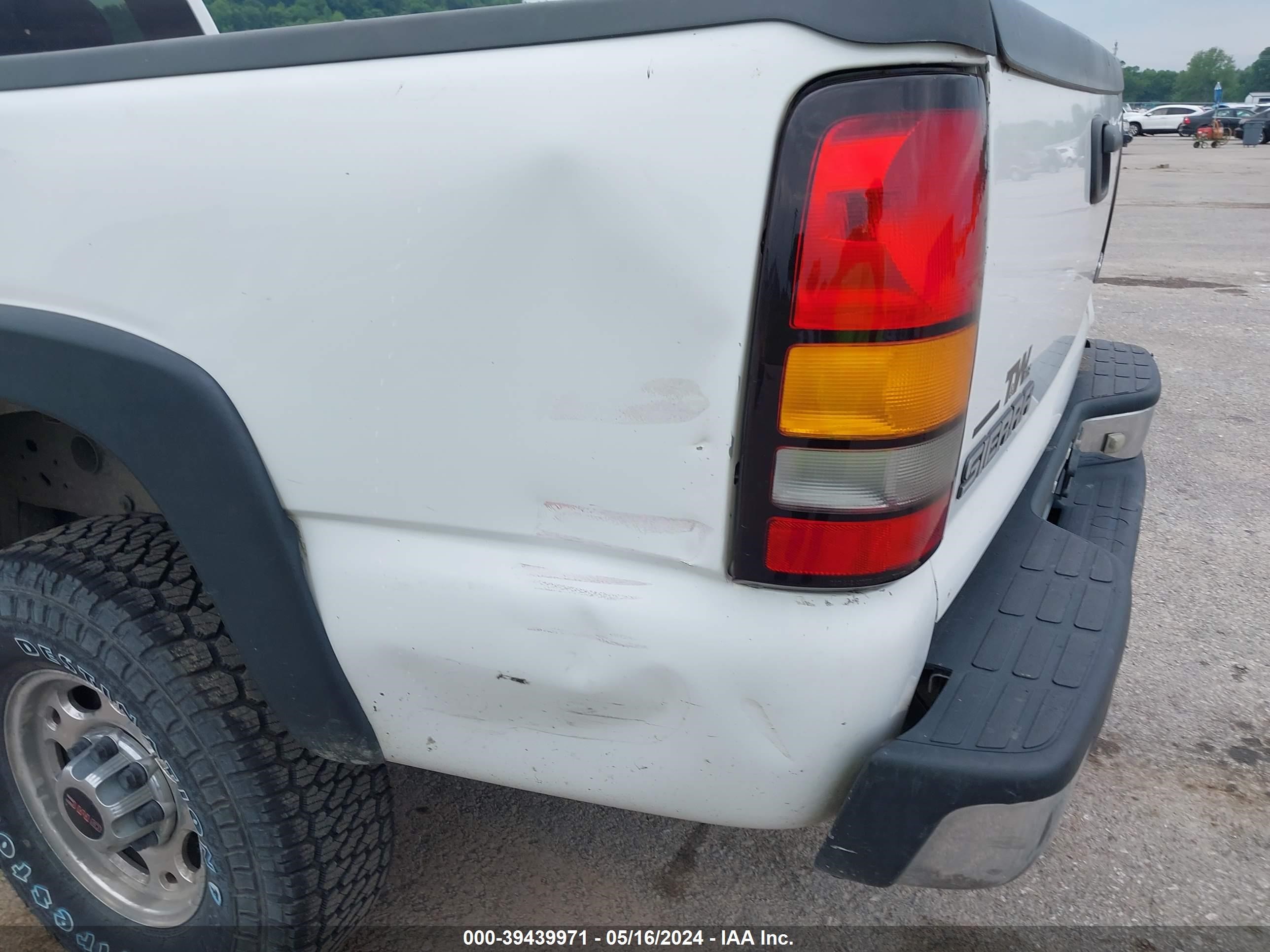 Photo 12 VIN: 1GTHC24UX4E400904 - GMC SIERRA 