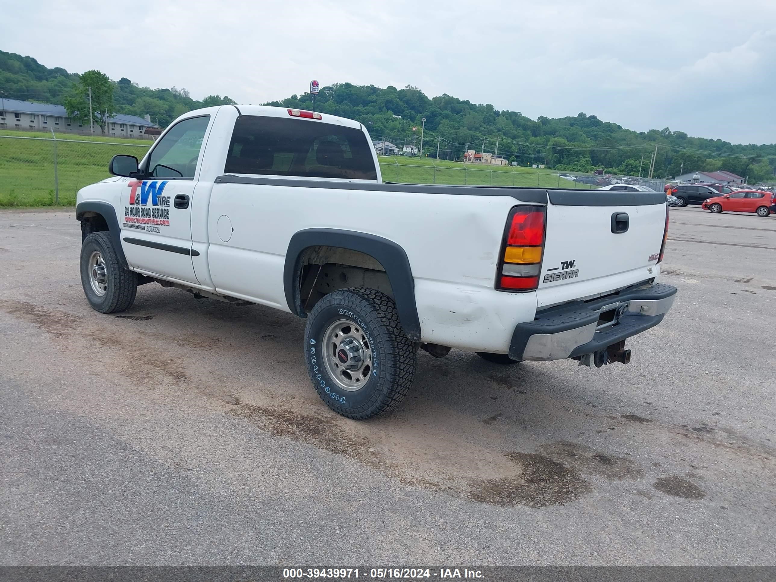 Photo 2 VIN: 1GTHC24UX4E400904 - GMC SIERRA 