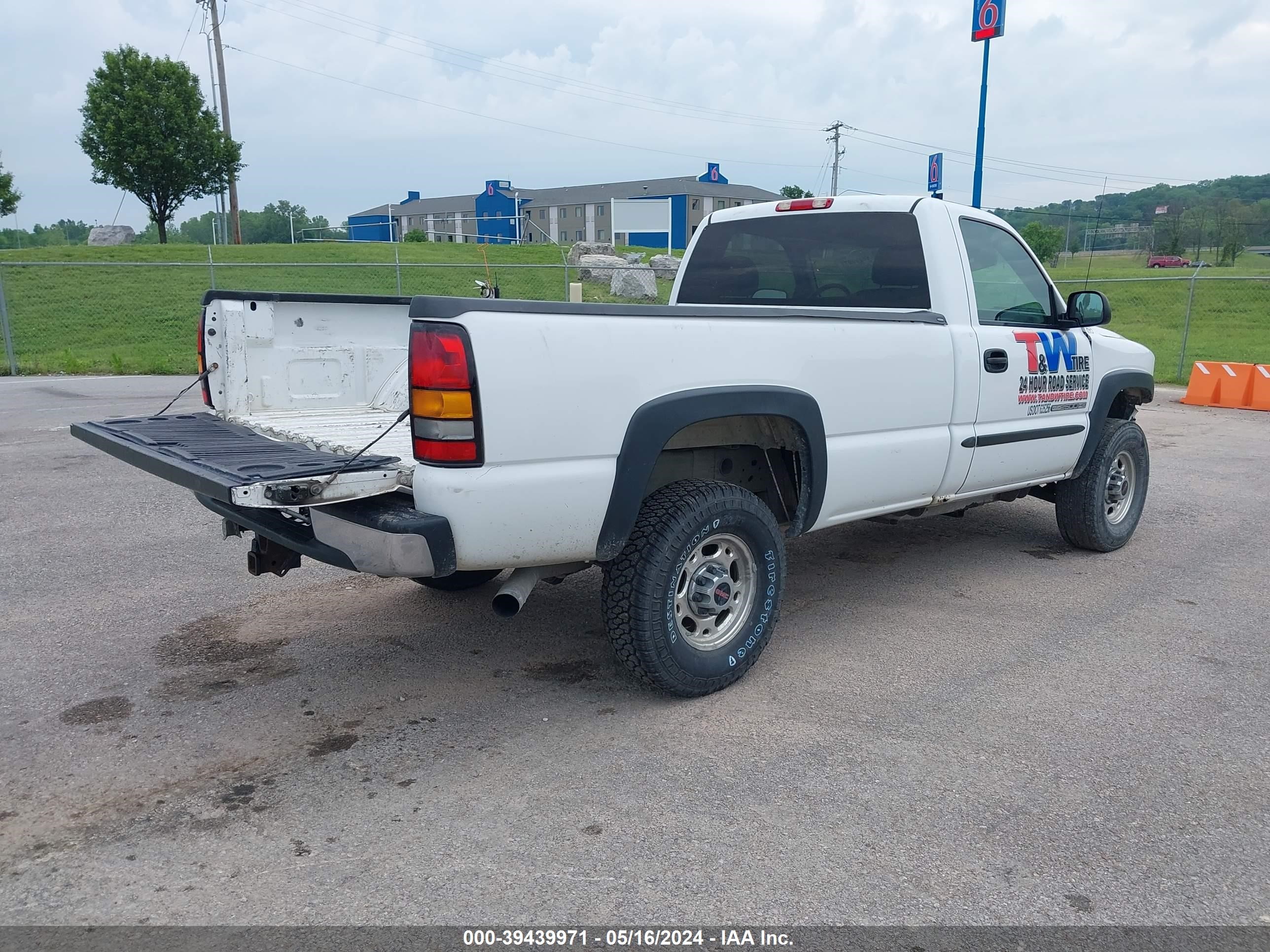 Photo 3 VIN: 1GTHC24UX4E400904 - GMC SIERRA 