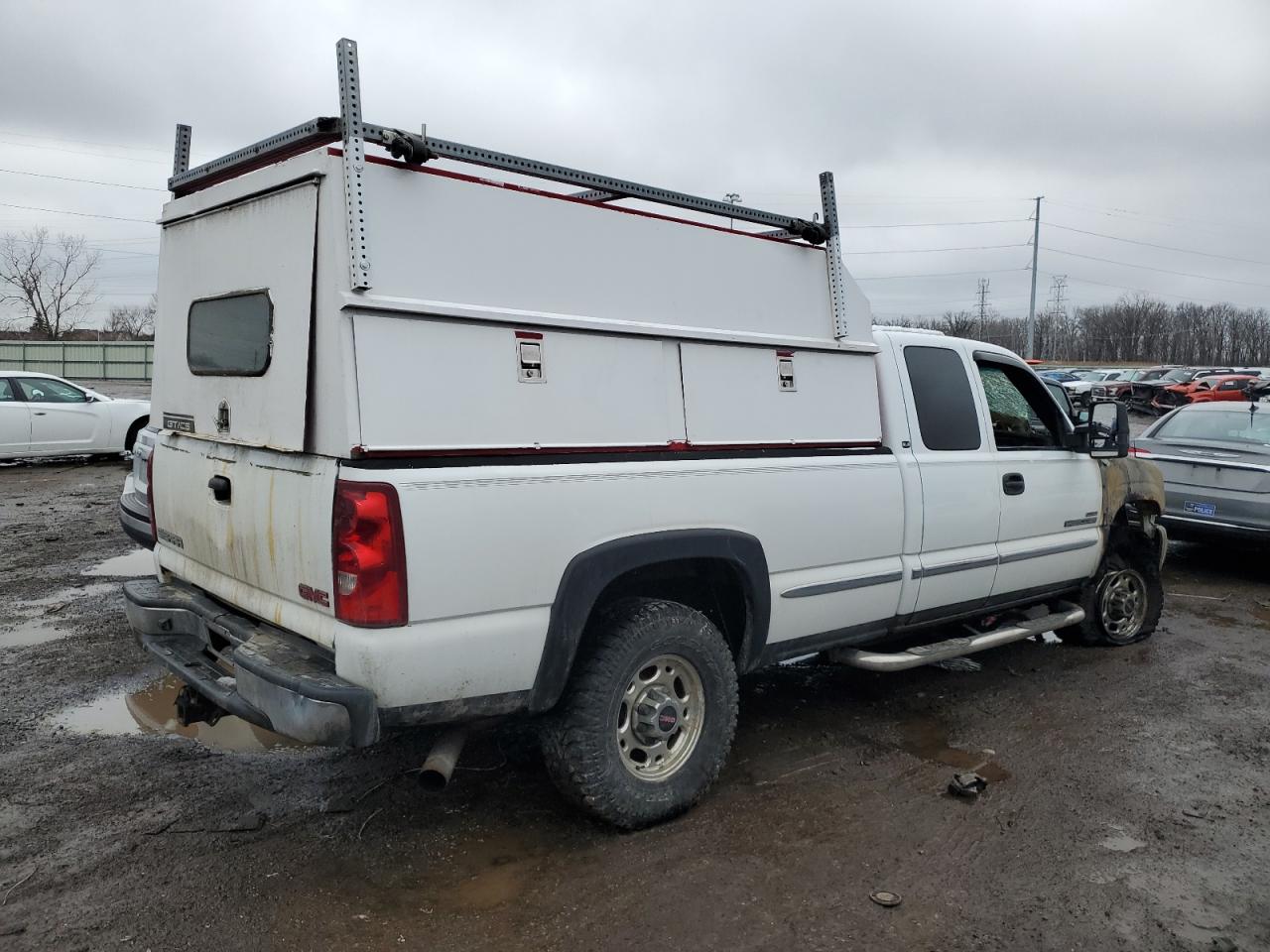 Photo 2 VIN: 1GTHC29162E168832 - GMC SIERRA 