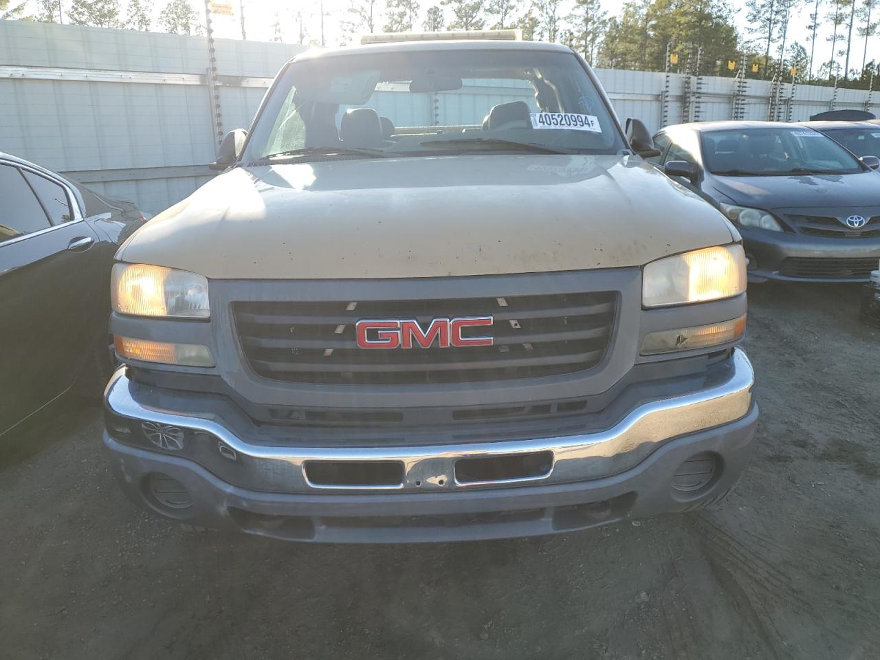 Photo 4 VIN: 1GTHC29D17E113884 - GMC SIERRA 