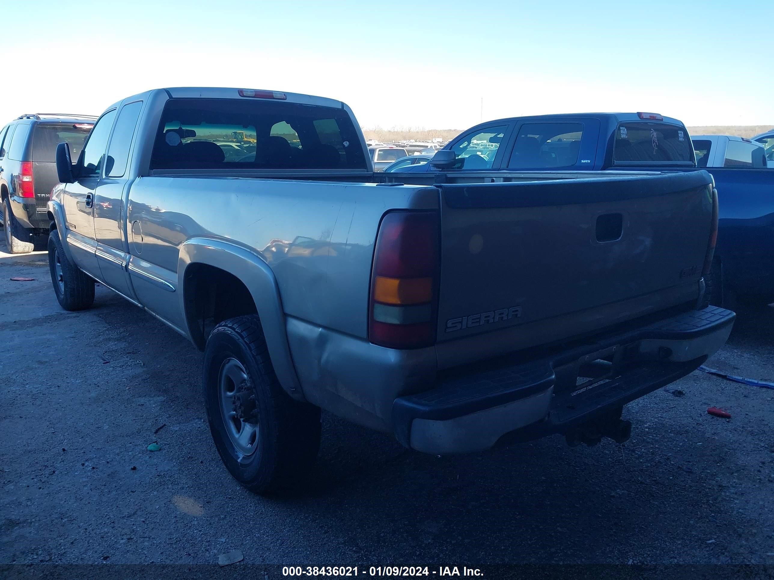 Photo 2 VIN: 1GTHC29G62E301433 - GMC SIERRA 