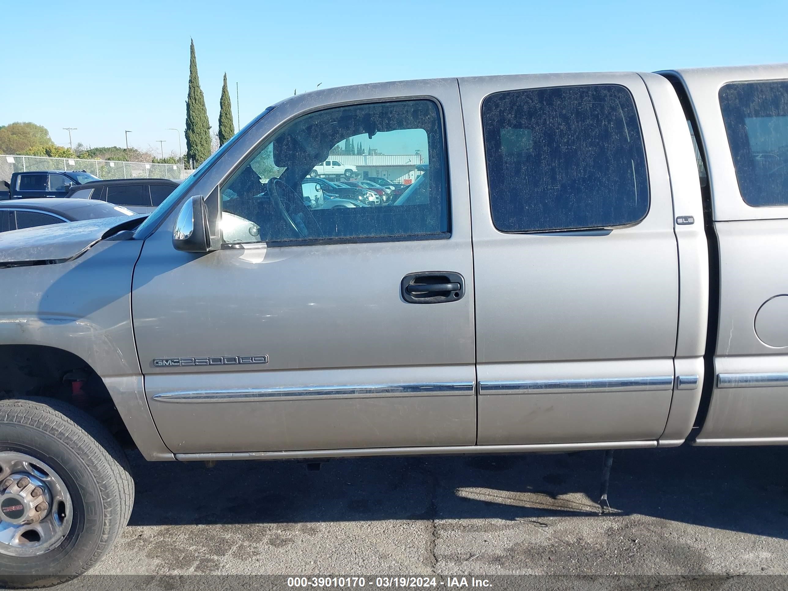 Photo 12 VIN: 1GTHC29GX1E339603 - GMC SIERRA 