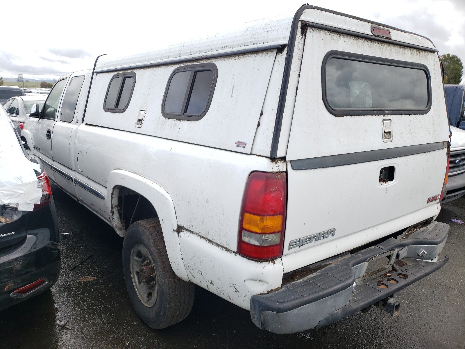 Photo 2 VIN: 1GTHC29GX2E111084 - GMC SIERRA C25 