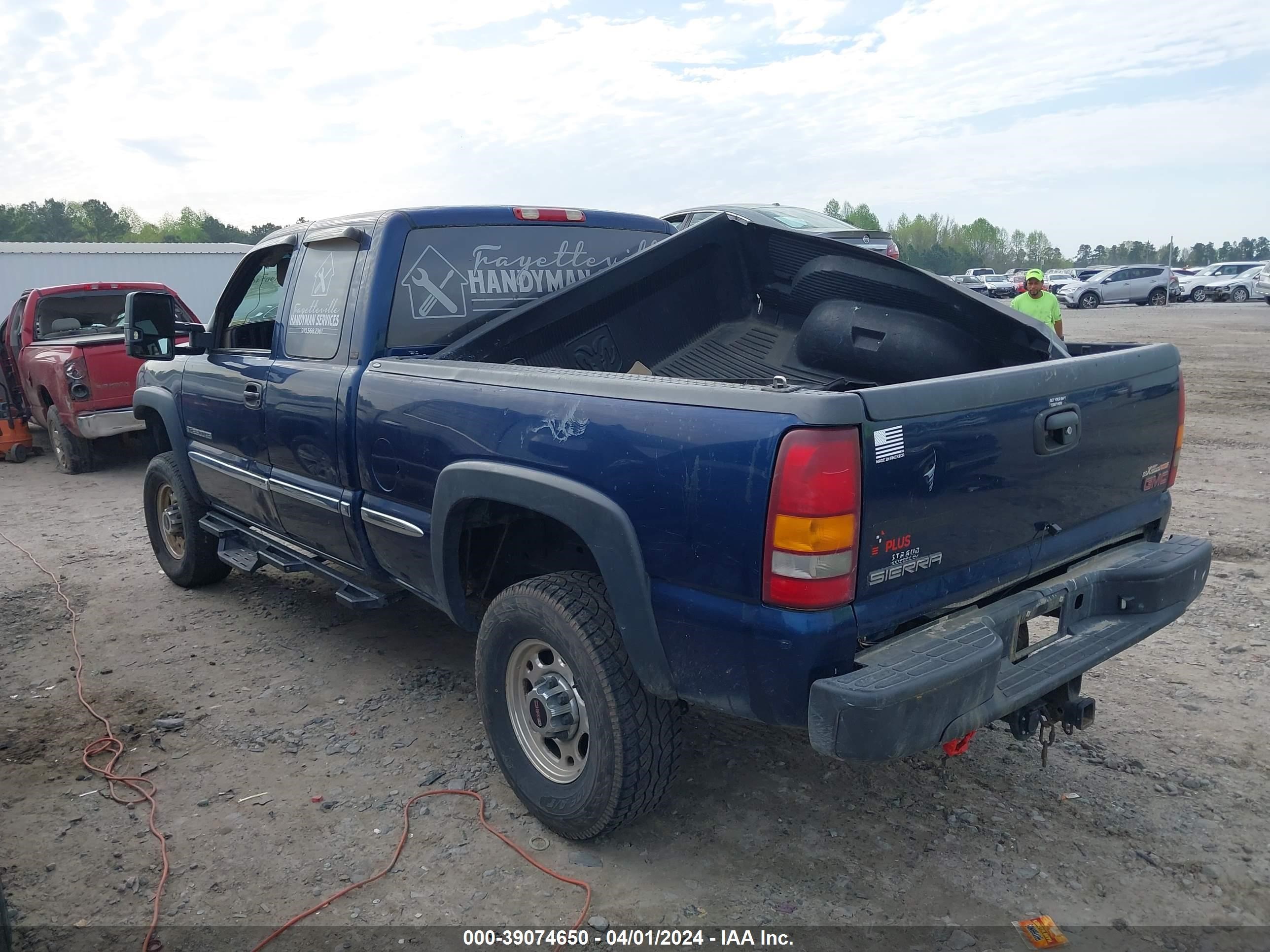 Photo 2 VIN: 1GTHC29U21E257158 - GMC SIERRA 