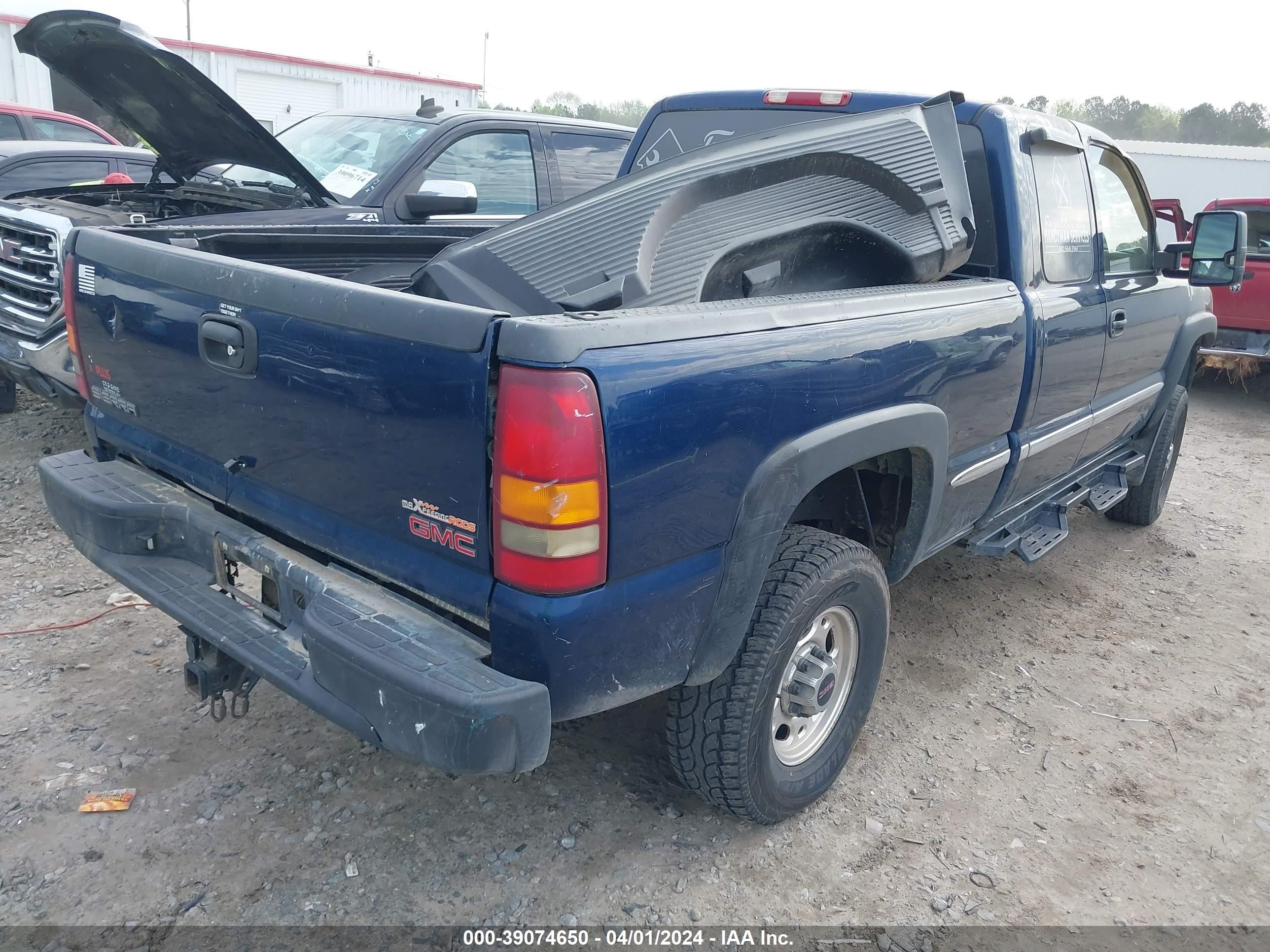 Photo 3 VIN: 1GTHC29U21E257158 - GMC SIERRA 